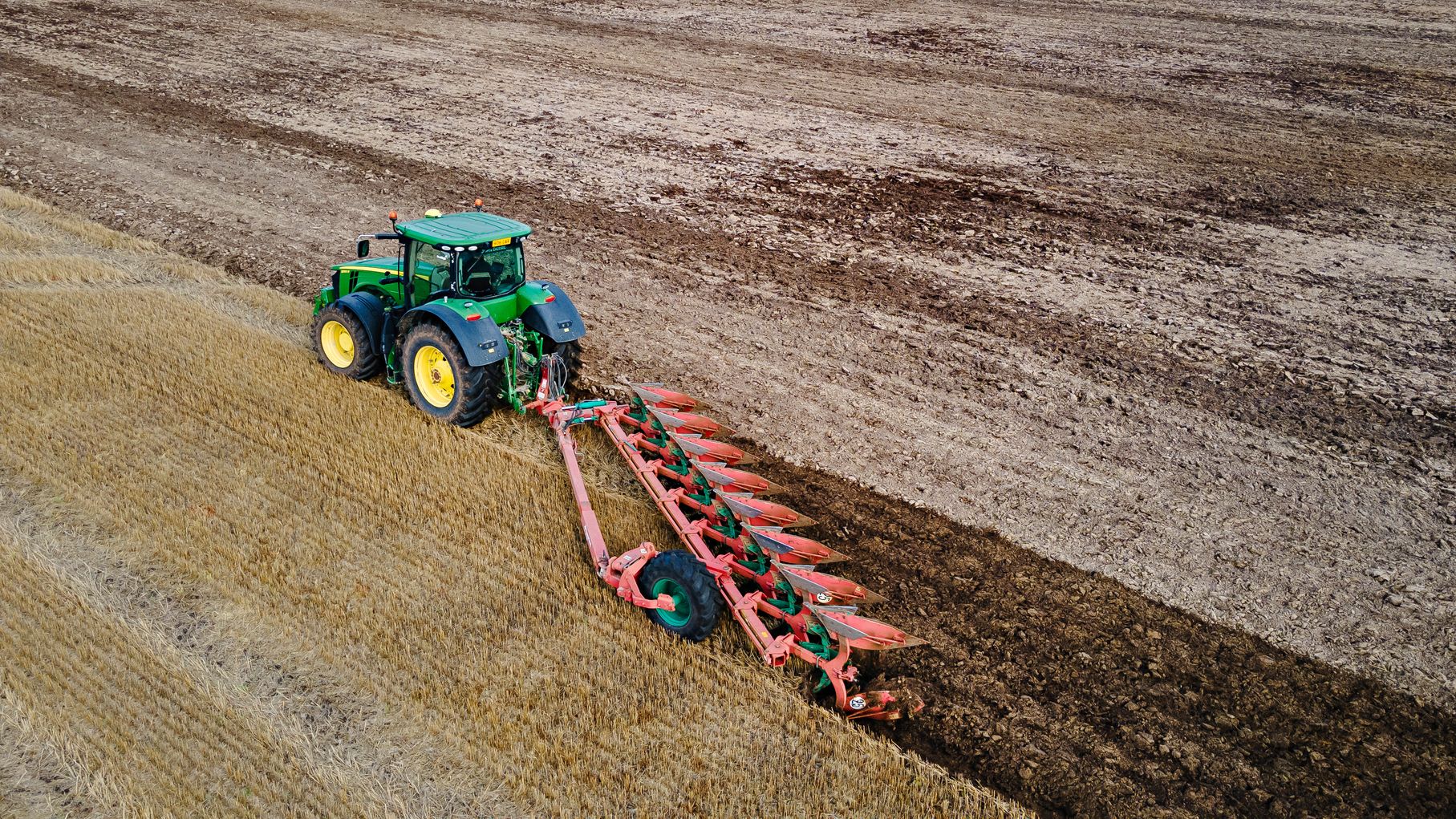 Anniina Pirkola tekee tarvittaessa myös konetöitä. Anniina syksyllä kyntöhommissa.