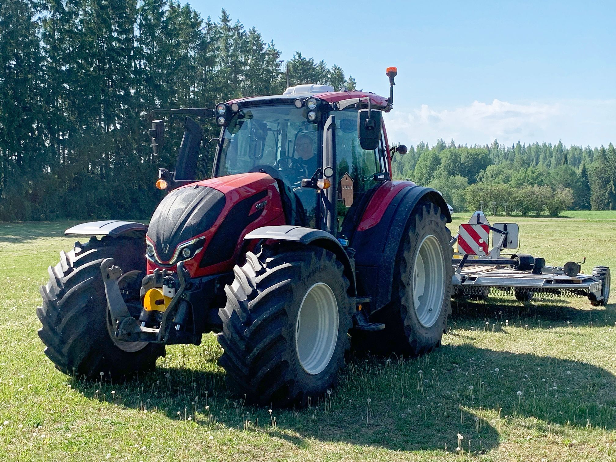 Nykyisin ”oikea” automaattiohjaus on varustettu myös päisteautomatiikalla. Muutoin tulisi puhua ajoavustimesta.