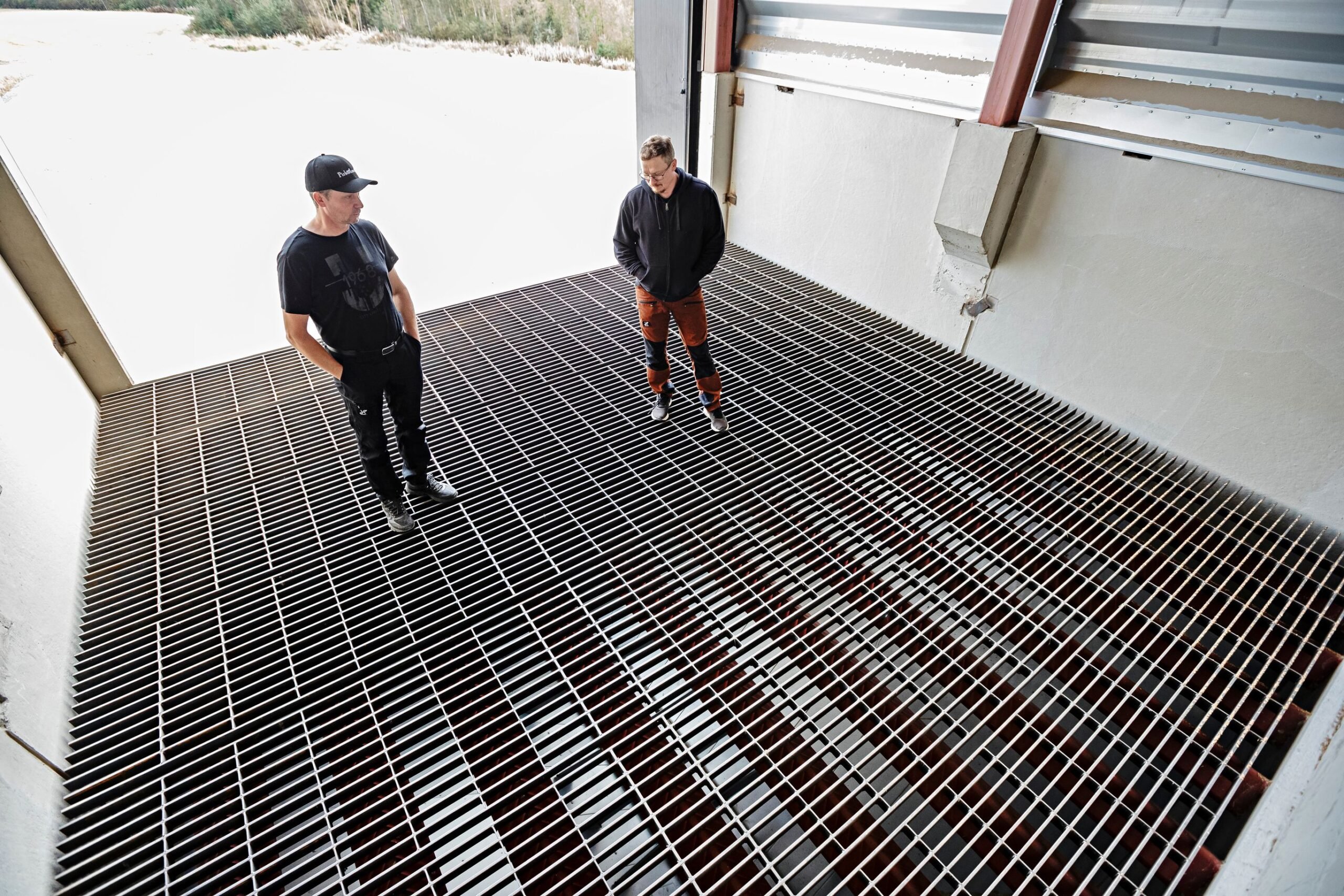 Veljekset ovat hitsanneet itse kaatosuppiloritilän, ja tyhjennyslaariin voi ajaa vaikka rekalla.