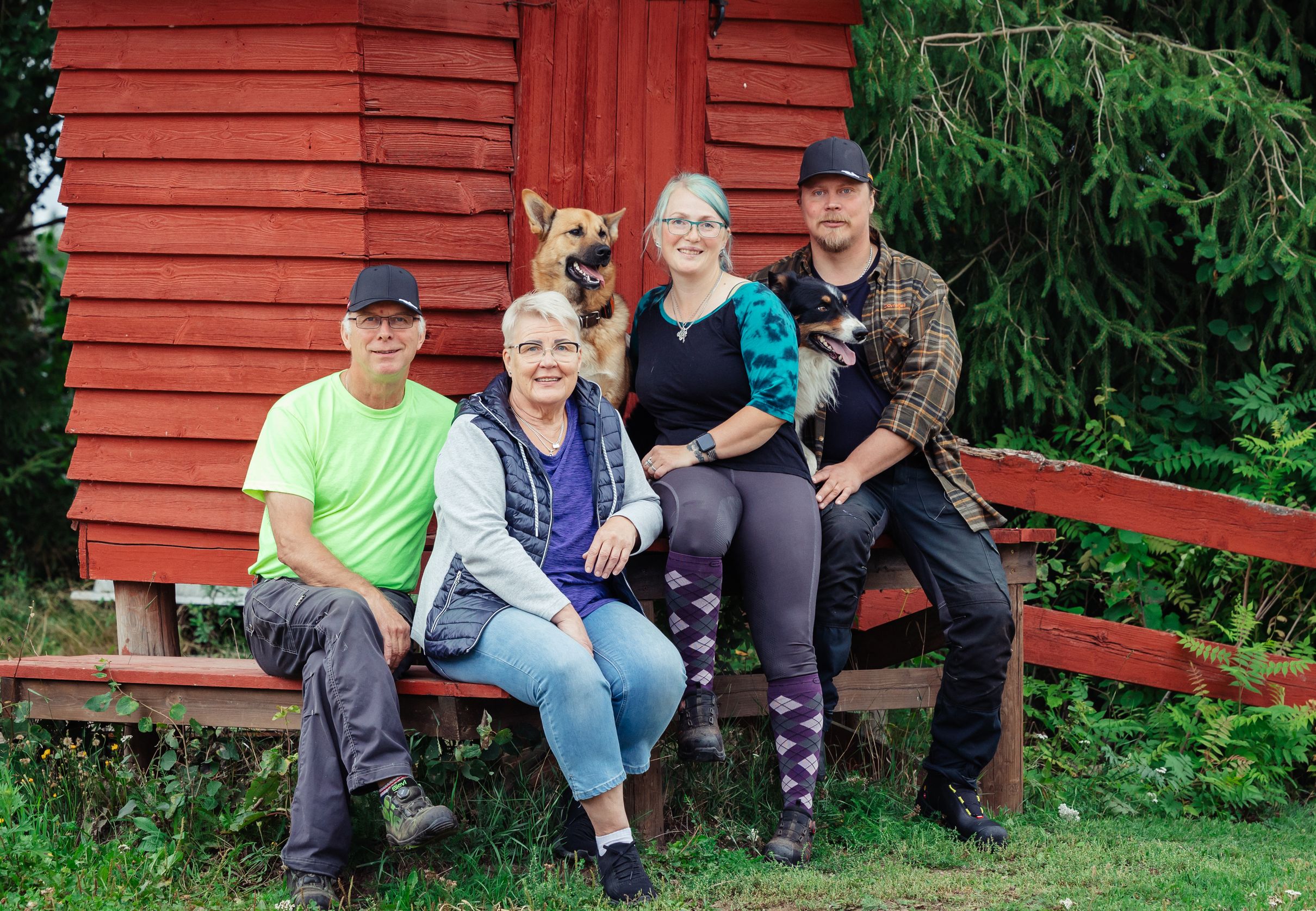 Vesa ja Rauni Laitinen sekä Alena Matveeva ja Antti Laitinen ovat tilan työntekijöiden kanssa kuin yhtä suurta perhettä.