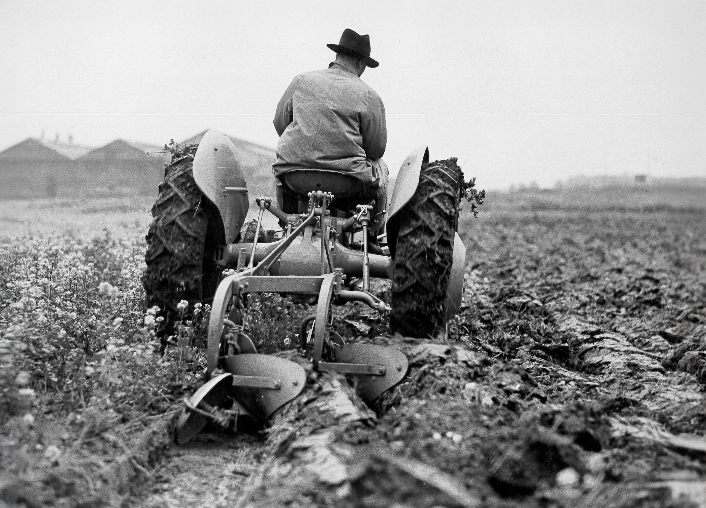 Coventryn traktoritehtaan lehdistötiedotteen kuvassa komeili hydraulisella kolmipistenostolaitteella varustettu Ferguson TE-20. Meillä erittäin suosittu traktori oli tuotannossa vuosina 1946–1959.