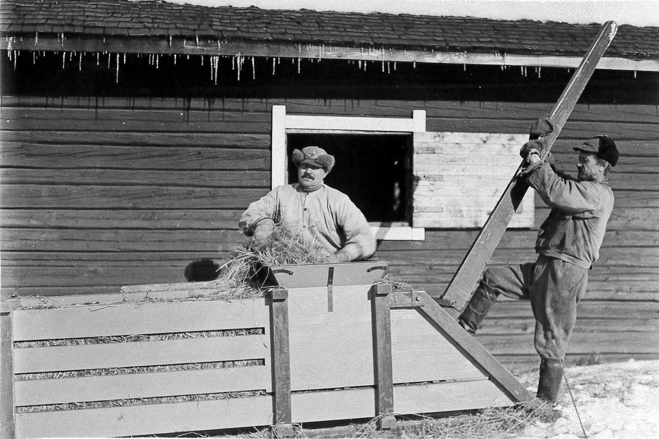 Heinän paalaukseen tarvittiin käsivoimia.