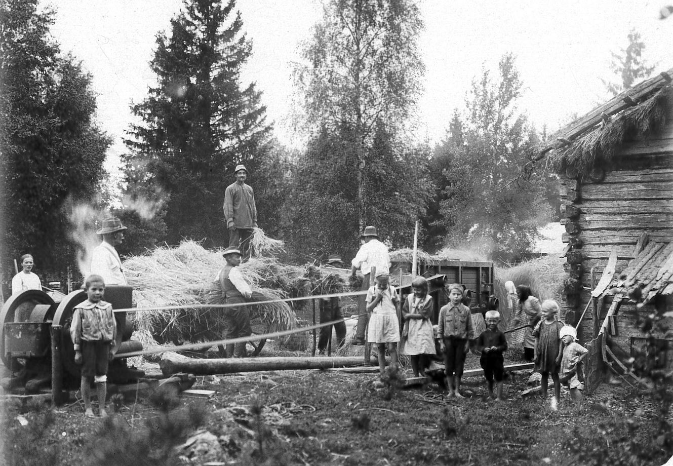 Maamoottori pyörittää puimakonetta.