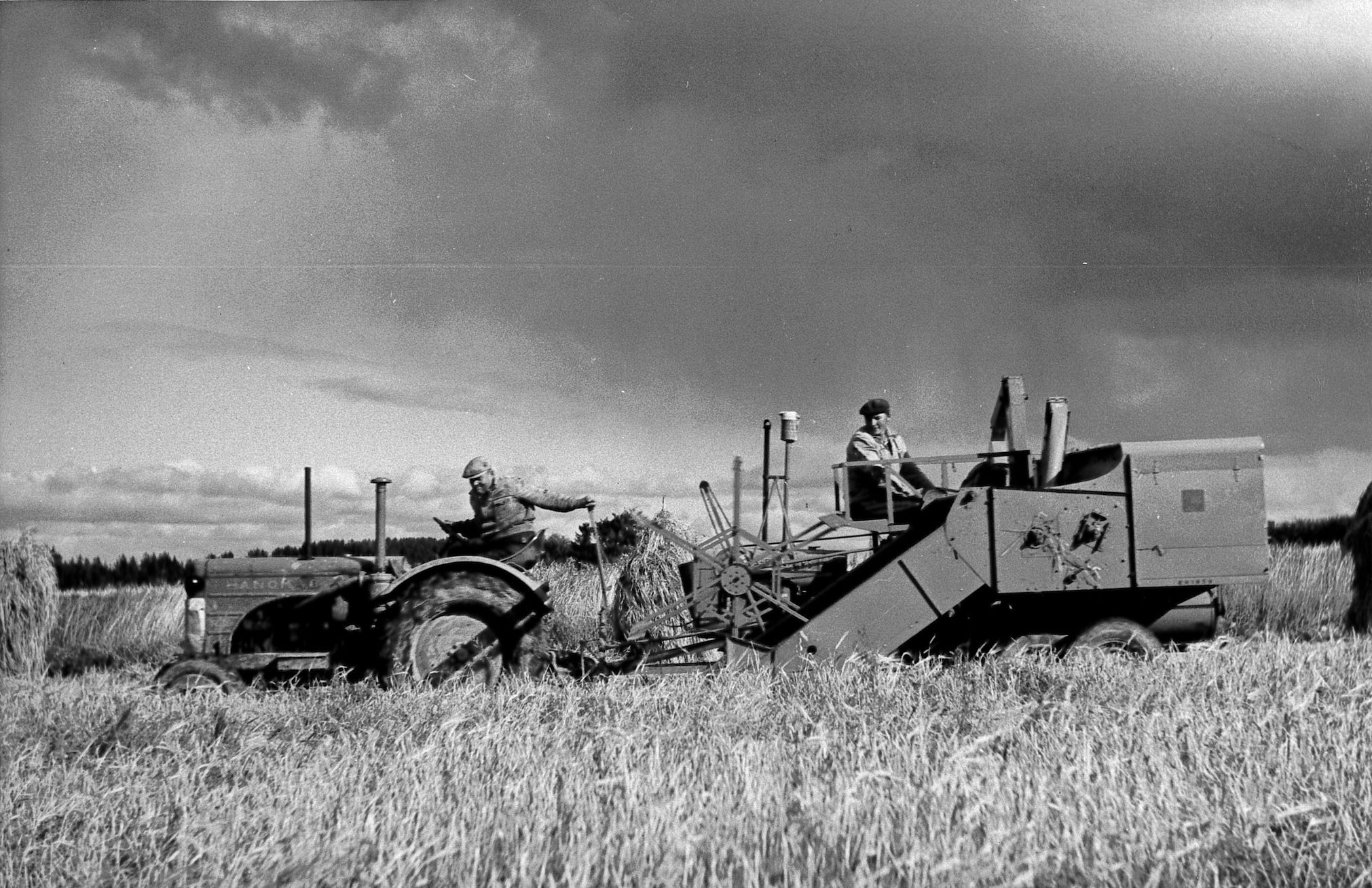 Ensimmäiset pellolla kulkevat puimurit olivat hinattavia.