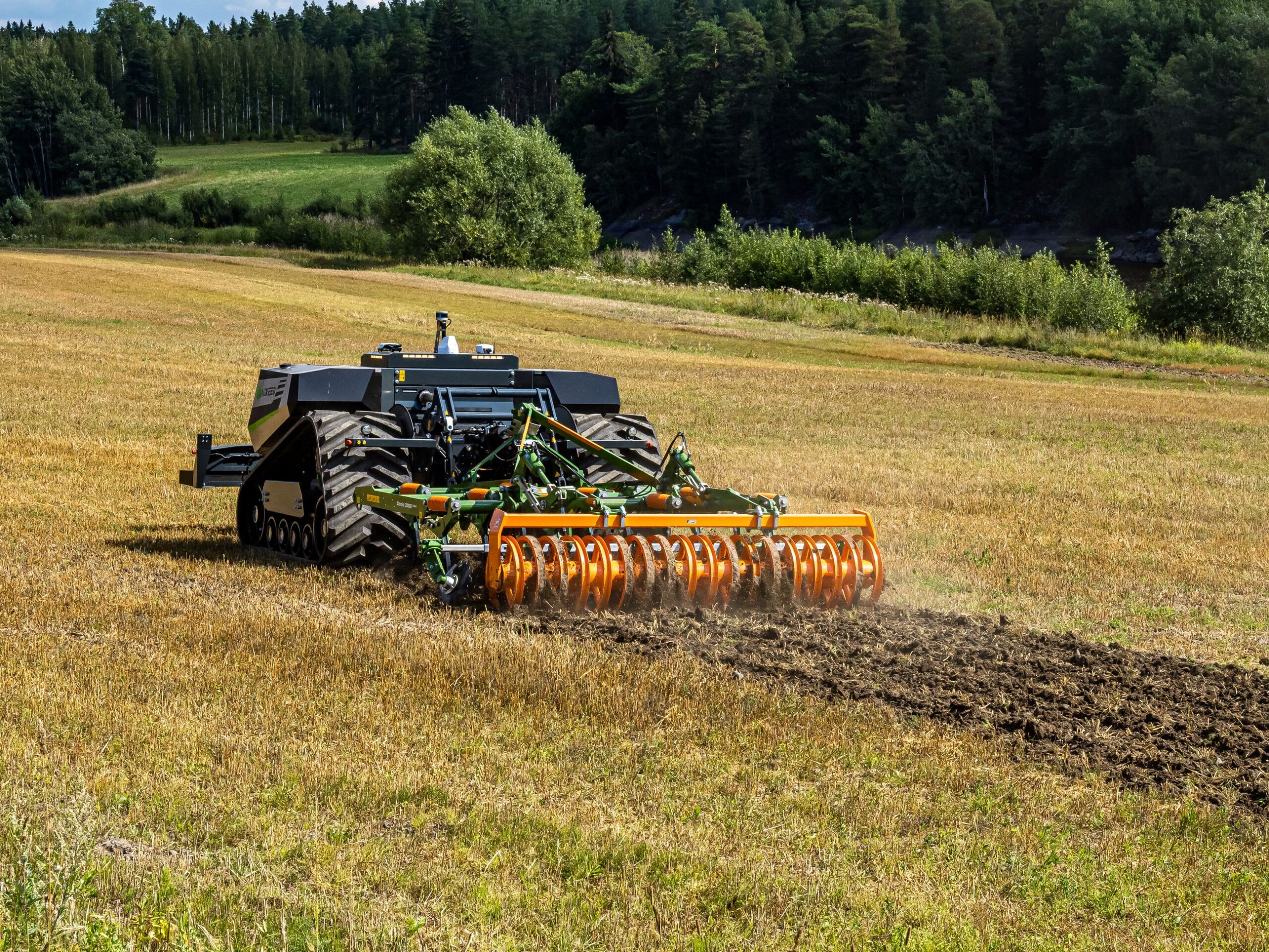 Hankkija esitteli AgXeed-robottitraktoria muokkauspuuhissa raisiolaisella pellolla elokuussa 2024.