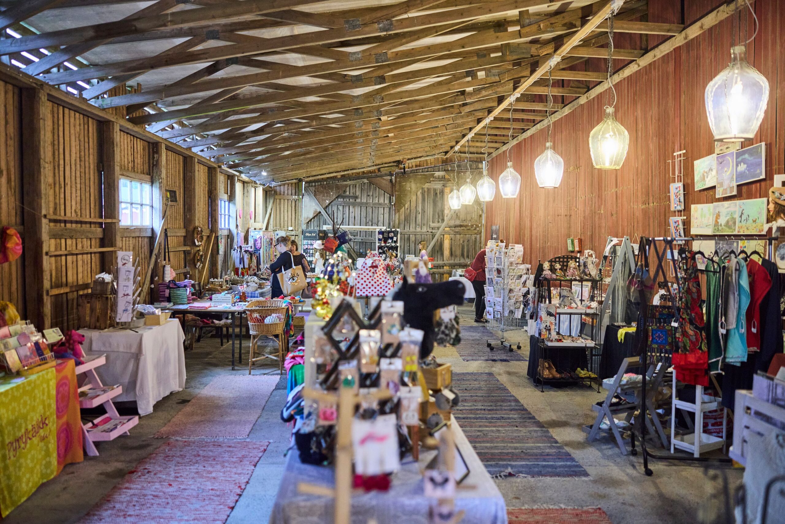 Kämärit tekevät yhteistyötä myös noin 30 käsi­työ­yrittäjän kanssa, joiden tuotteita löytyy käsi­työ­aitasta.