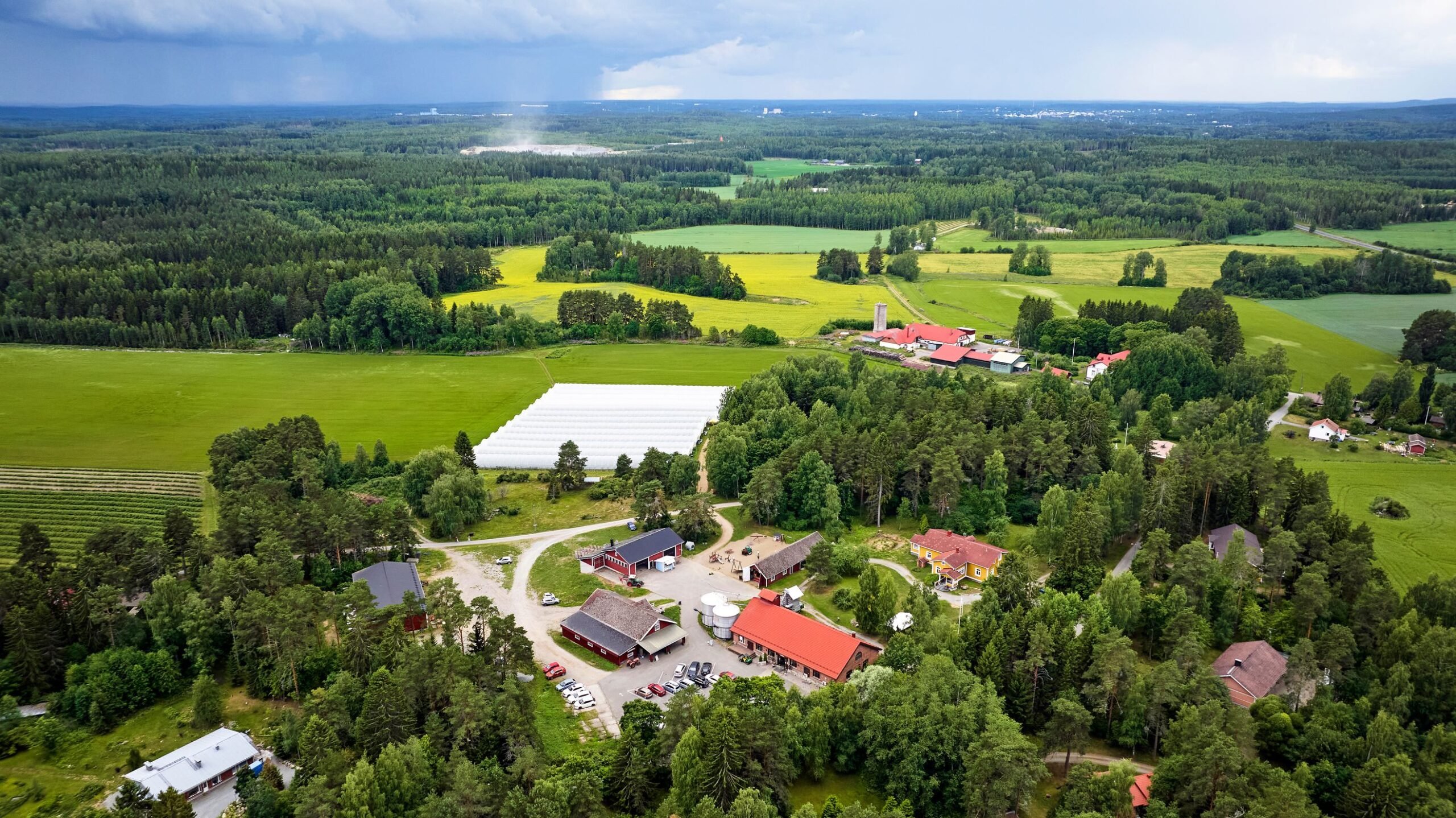 Kankaisten tilaa on kehitetty kolmen sukupolven aikana. Hyvät kulku­yhteydet mahdollistavat moni­puolisen palvelu­tarjonnan eri-ikäisille vierailijoille ja juhla­tilaa tarvitseville.