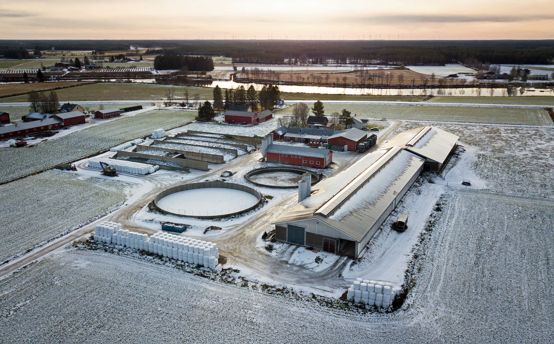 Mäkelän Maito Oy:n uusi navetta on rakennettu vuonna 2014 ja laajennettu nykyiseen kokoonsa vuonna 2020. Tilalla on 180 lypsylehmää ja kolmen lypsyrobotin pihatto. Vanha navetta toimii vasikkalana.