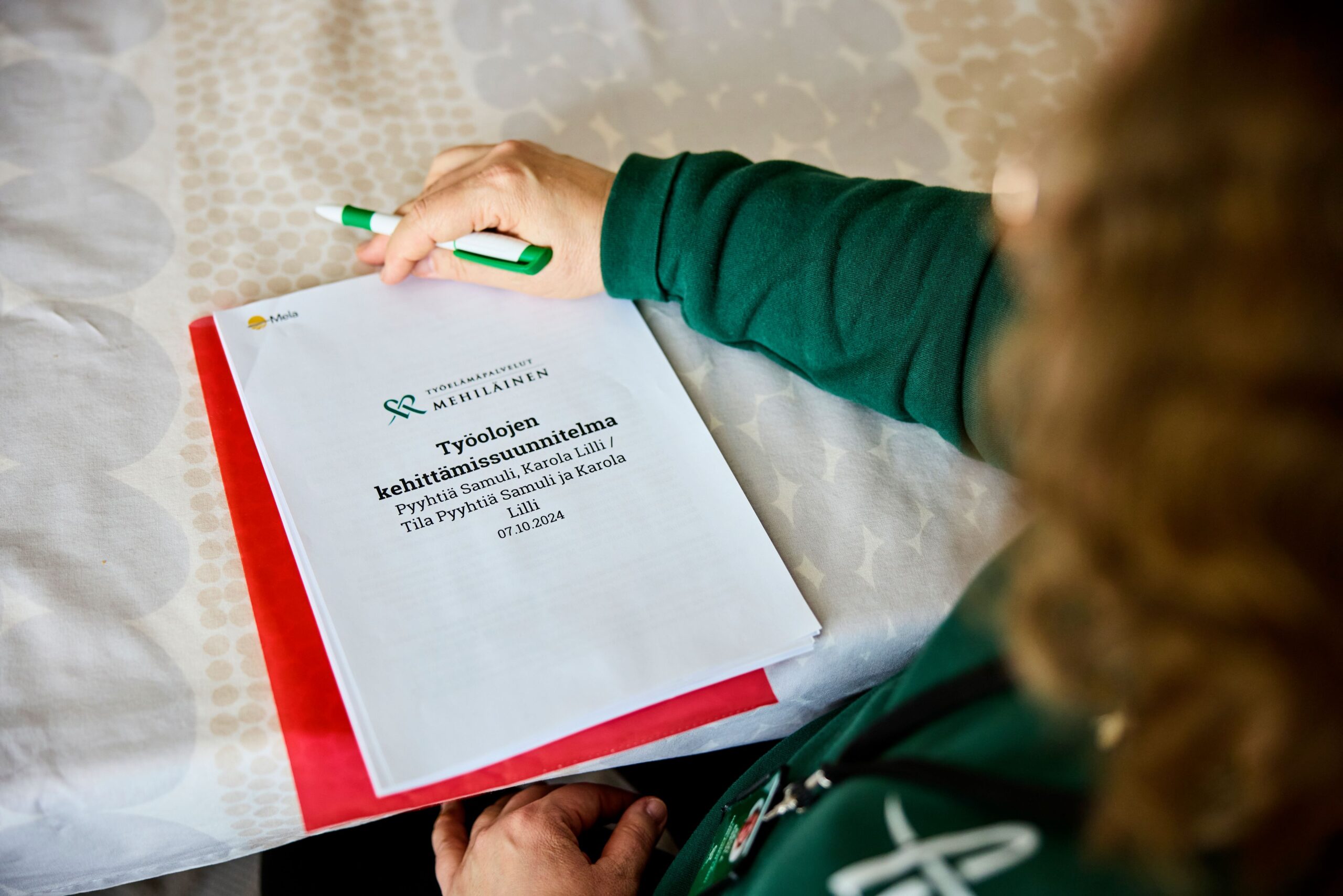 Tilakäynneillä tutkitaan työolosuhteita navetassa, viljelyssä ja metsässä. Niiden perusteella tehdään työolojen kehittämissuunnitelma.
