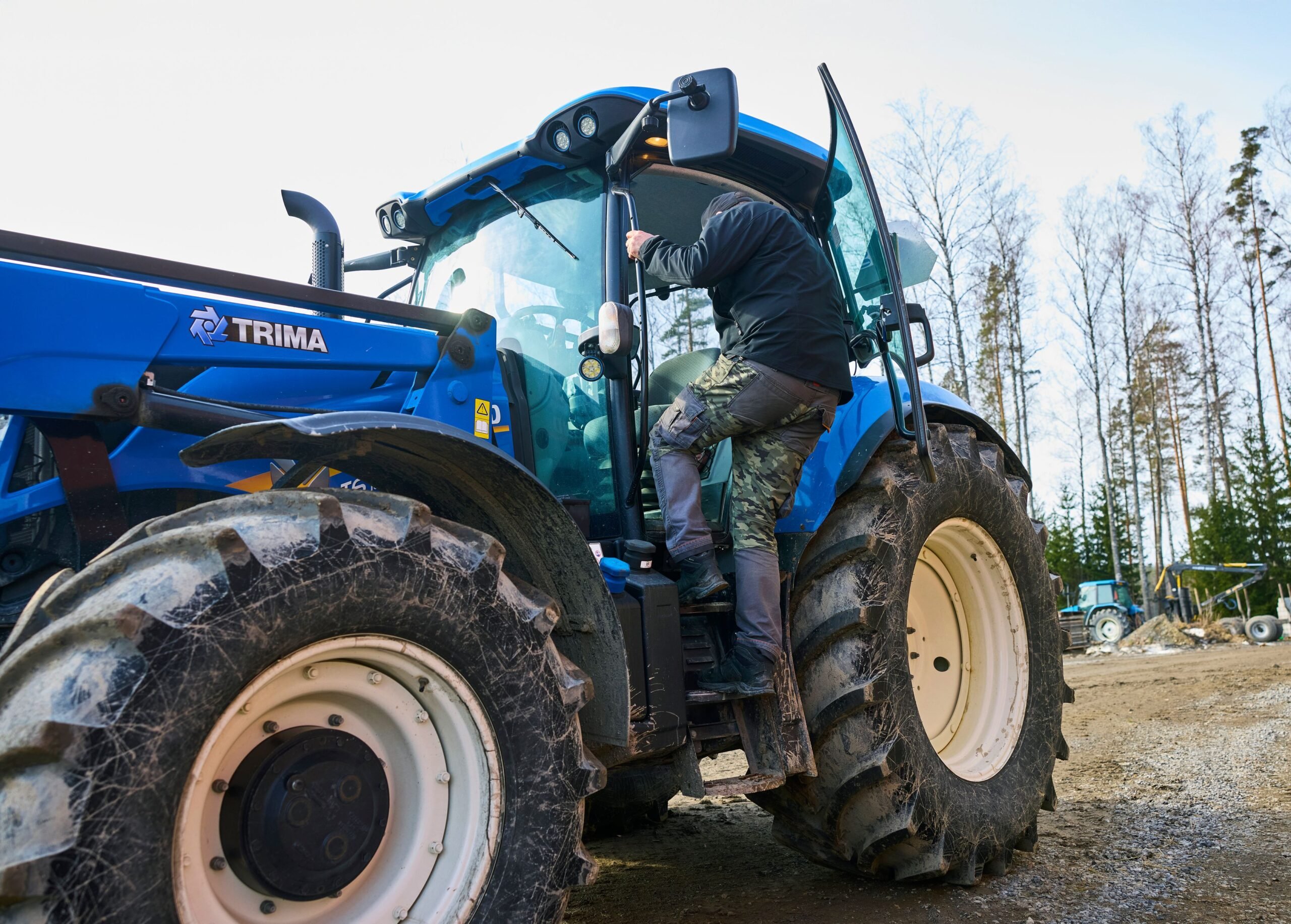 Samuli Pyyhtiä näyttää, miten traktorista tullaan oikeaoppisesti alas.