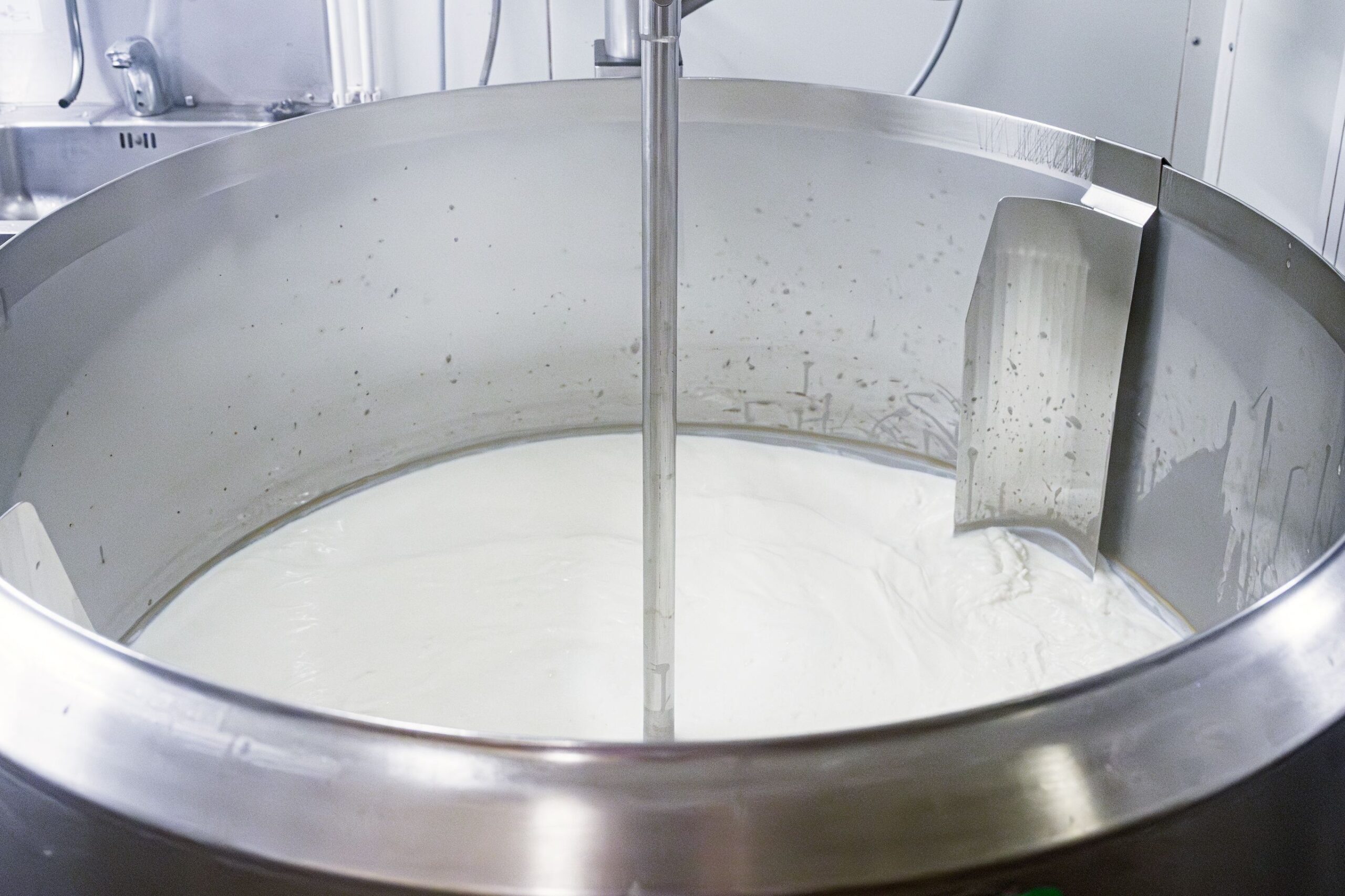 Maito tuodaan navetasta meijeritilaan 400 litran tankilla, josta se pumpataan letkuilla kattiloihin. Sen jälkeen maito pastöroidaan, jäähdytetään, ja siihen lisätään hapate. Kun happamuus on oikea, jogurtti purkitetaan ja siirretään kylmään.