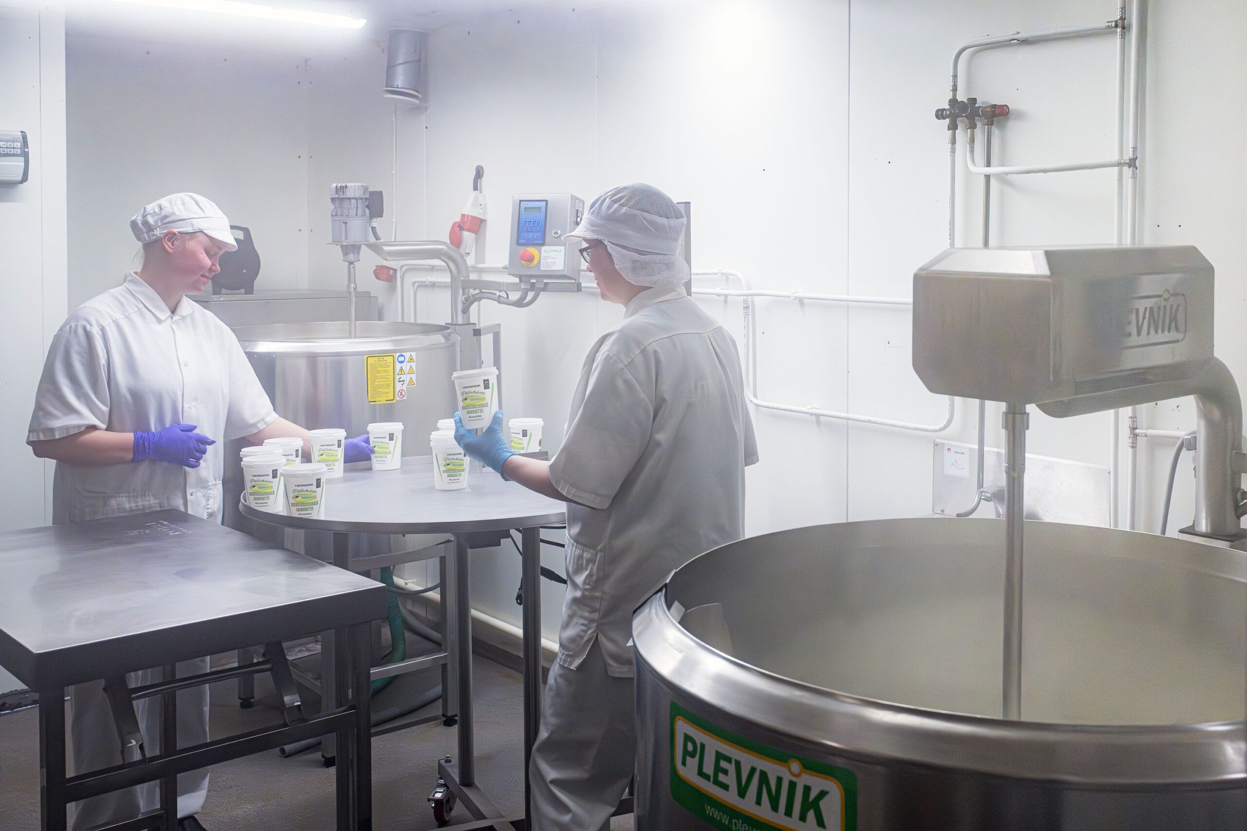 Merja Pitkänen (oik.) tekee jogurtit, mutta pakkaamisessa, myymisessä ja markkinoinnissa auttavat myös muut. Apuna Jonna Pitkänen.