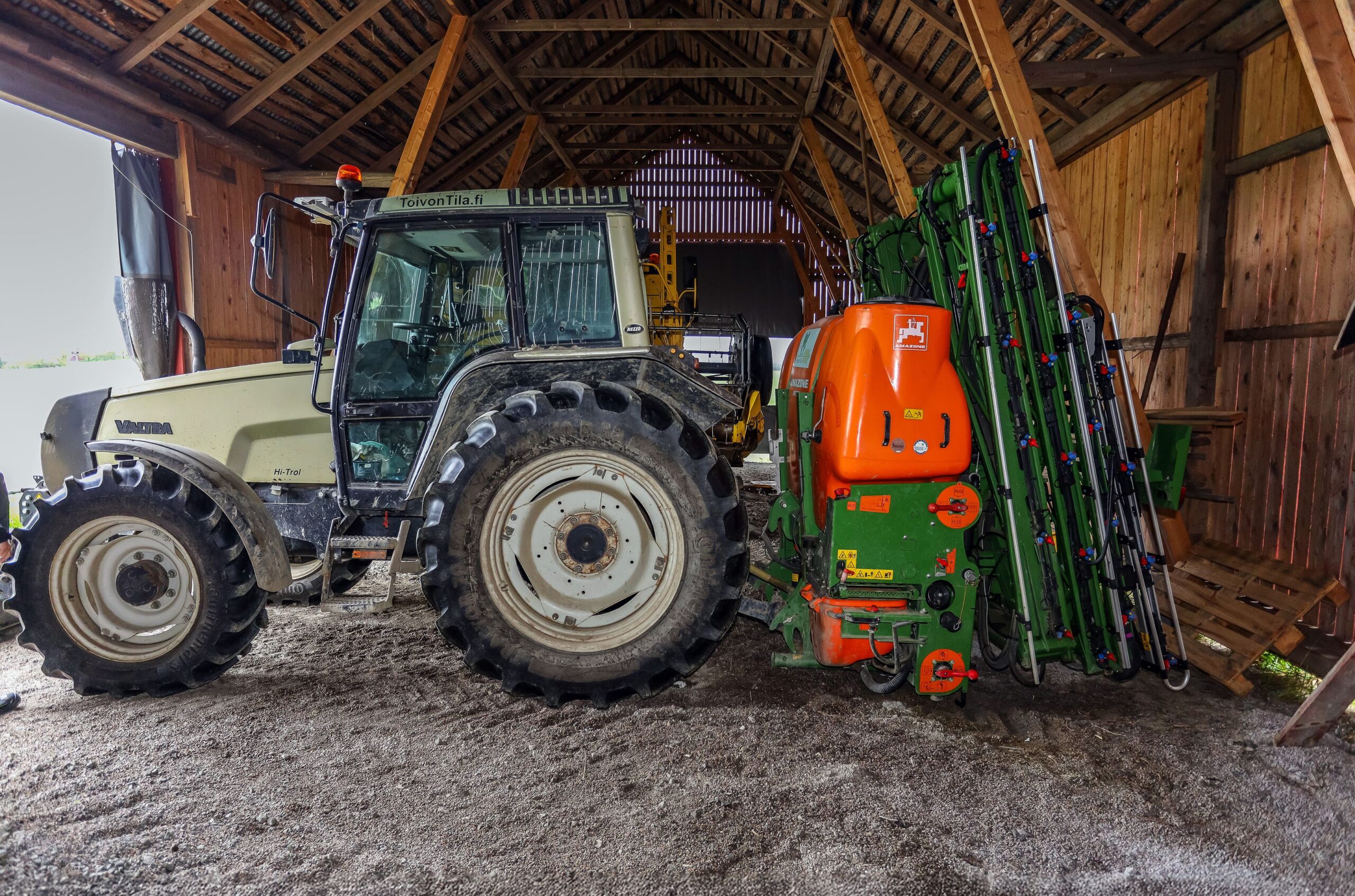 Kasvinsuojeluruisku on yksi Toivon tilan tärkeimmistä työkoneista, sillä tilalla käytetään pääosin nestemäisiä lannoitteita. Täsmälannoitus ja -rikkatorjunta onnistuvat suutinkohtaisen sulkujärjestelmän ansiosta.