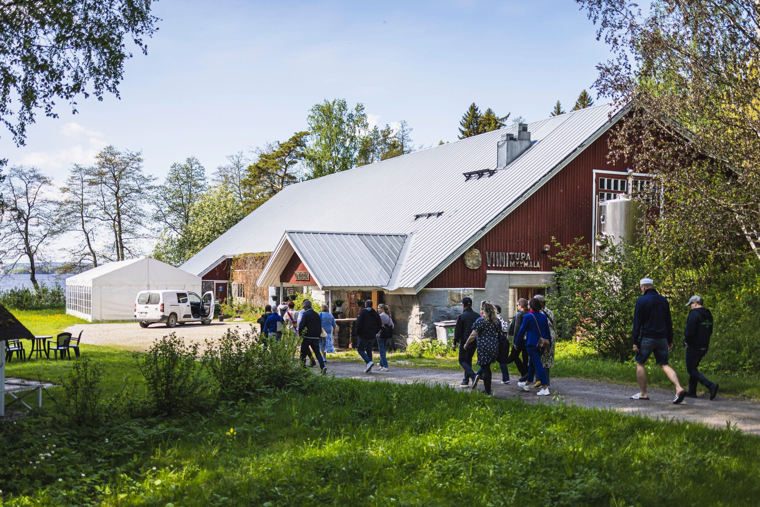 Kesäisin Alahovin elämä rytmittyy laivavuorojen mukaan. Laiva toi jälleen uuden ryhmän matkailijoita viinitilavierailulle. Vuonna 1917 rakennettuun navettaan mahtuvat viininvalmistus, myymälä ja ravintola.