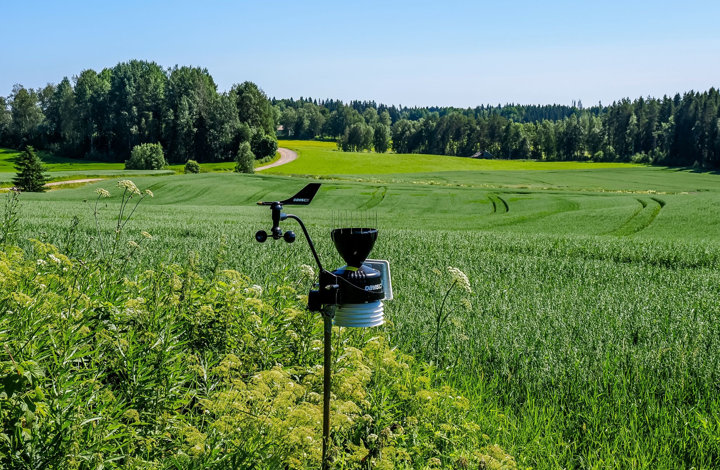 Siirrettävän sääaseman avulla seurataan pääasiassa sadetta, maan kostumista ja lämpösummaa.