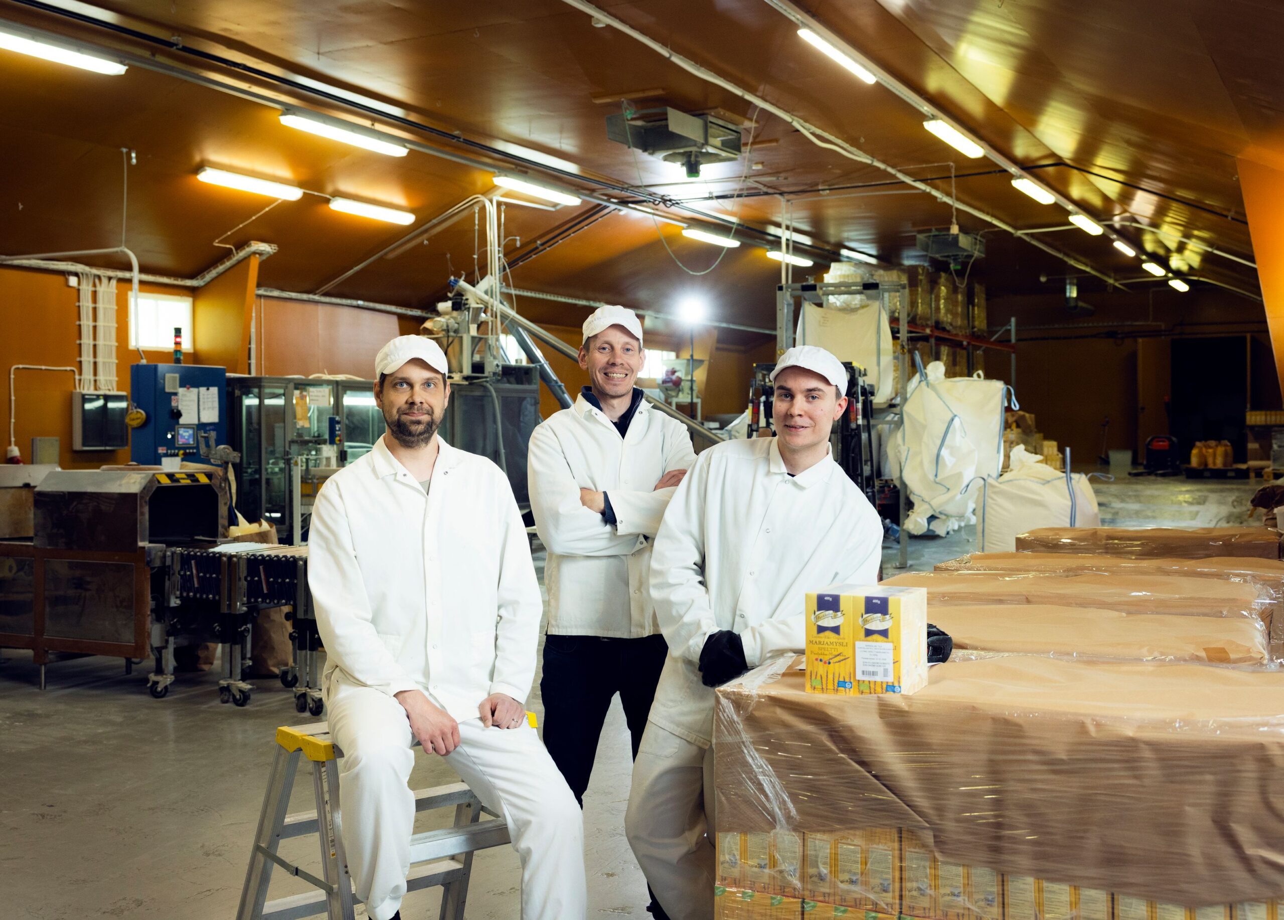 Simo Larmo sekä työntekijät Juho Saarikallio (vas.) ja Roni Lehtonen.