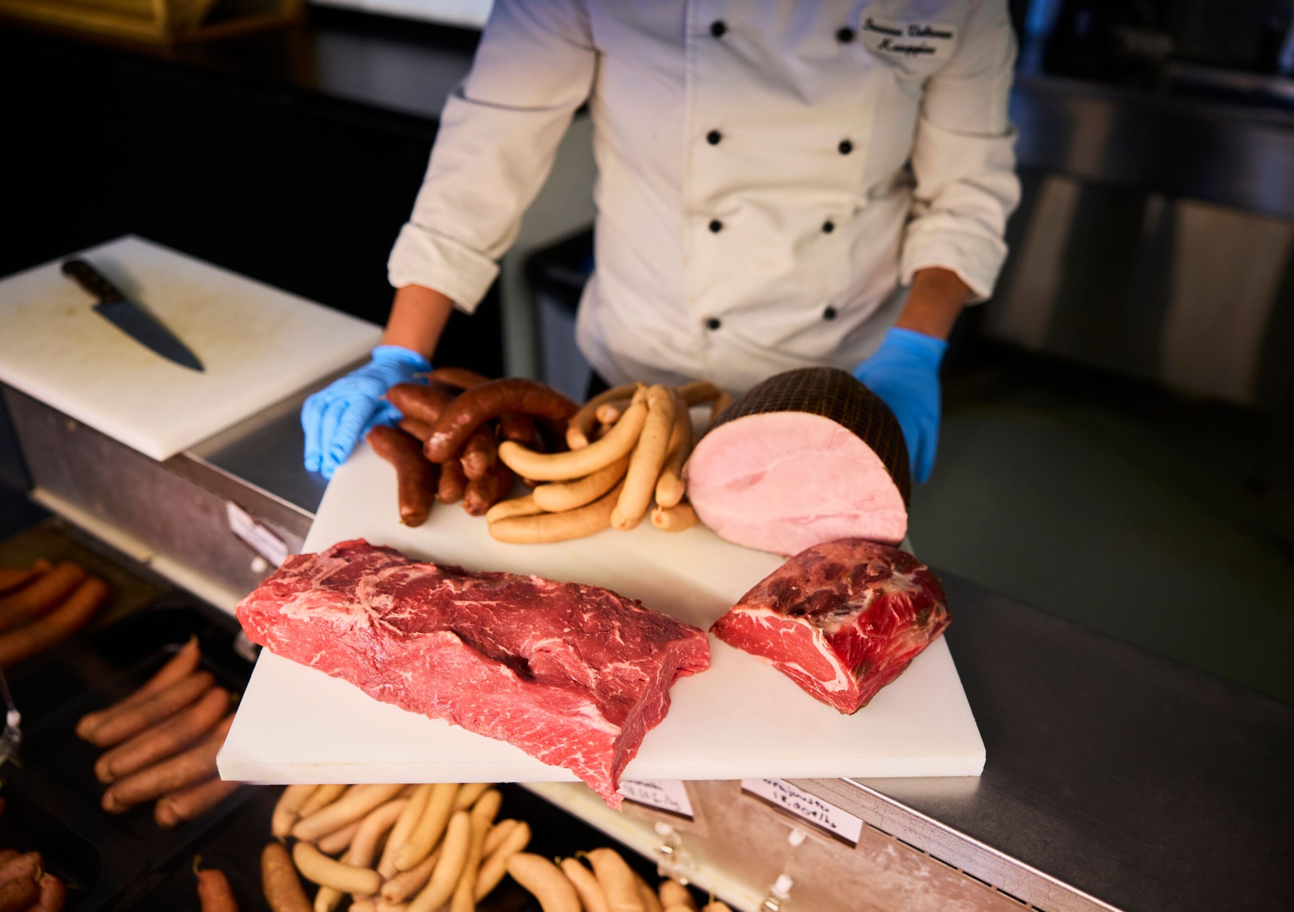 Katinalan Liha­kaupassa Hattulassa on tarjolla tuotteita sekä suoraan tiskistä että pakattuna, tuoreena ja pakasteena. Liha hankitaan lähi­alueen lihan­tuottajilta.