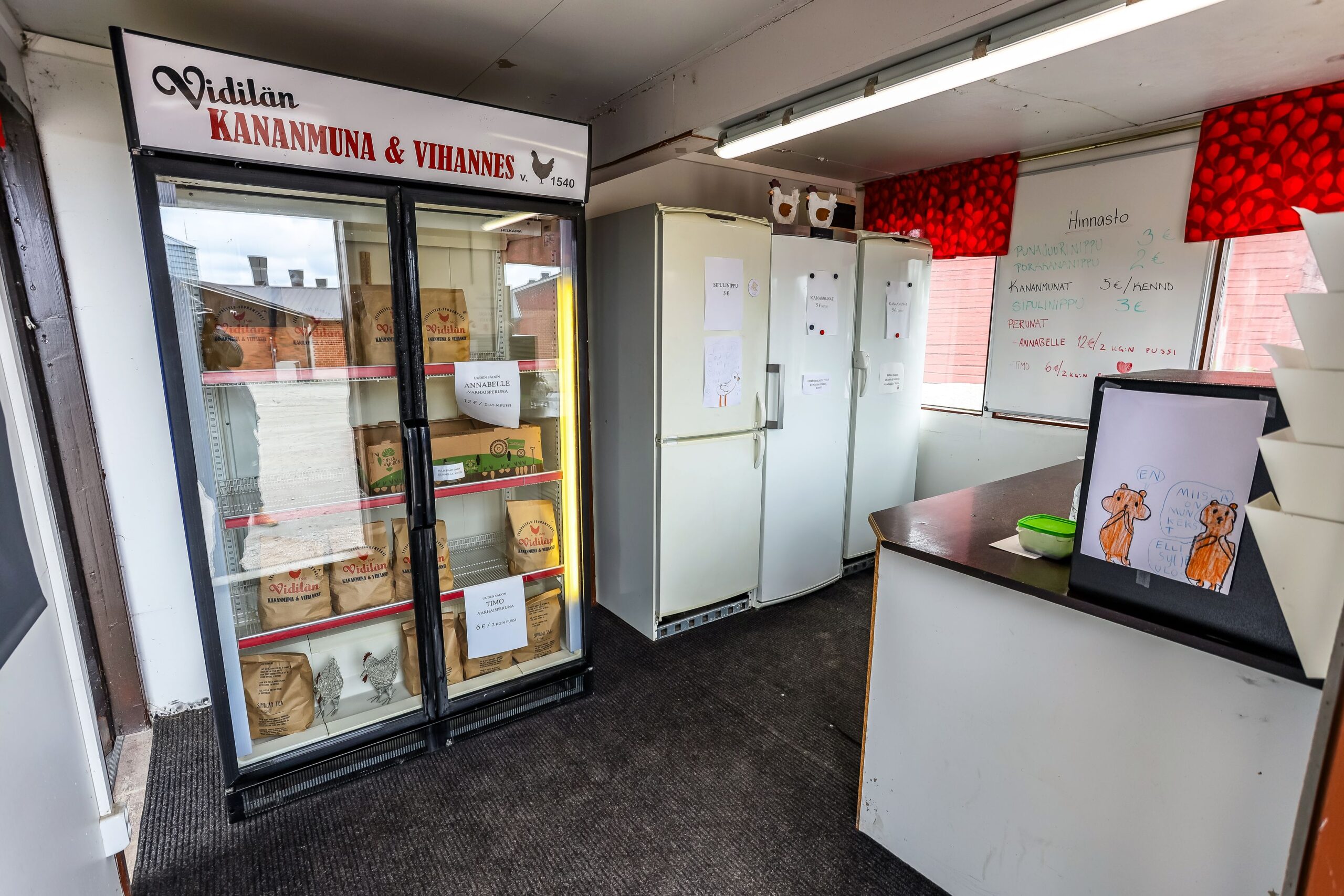 Simulan tilakeskuksen kupeessa on itsepalveluperiaatteella toimiva tilapuoti. Kyläläiset ja mökkiläiset poikkeavat puodissa kiitettävästi.