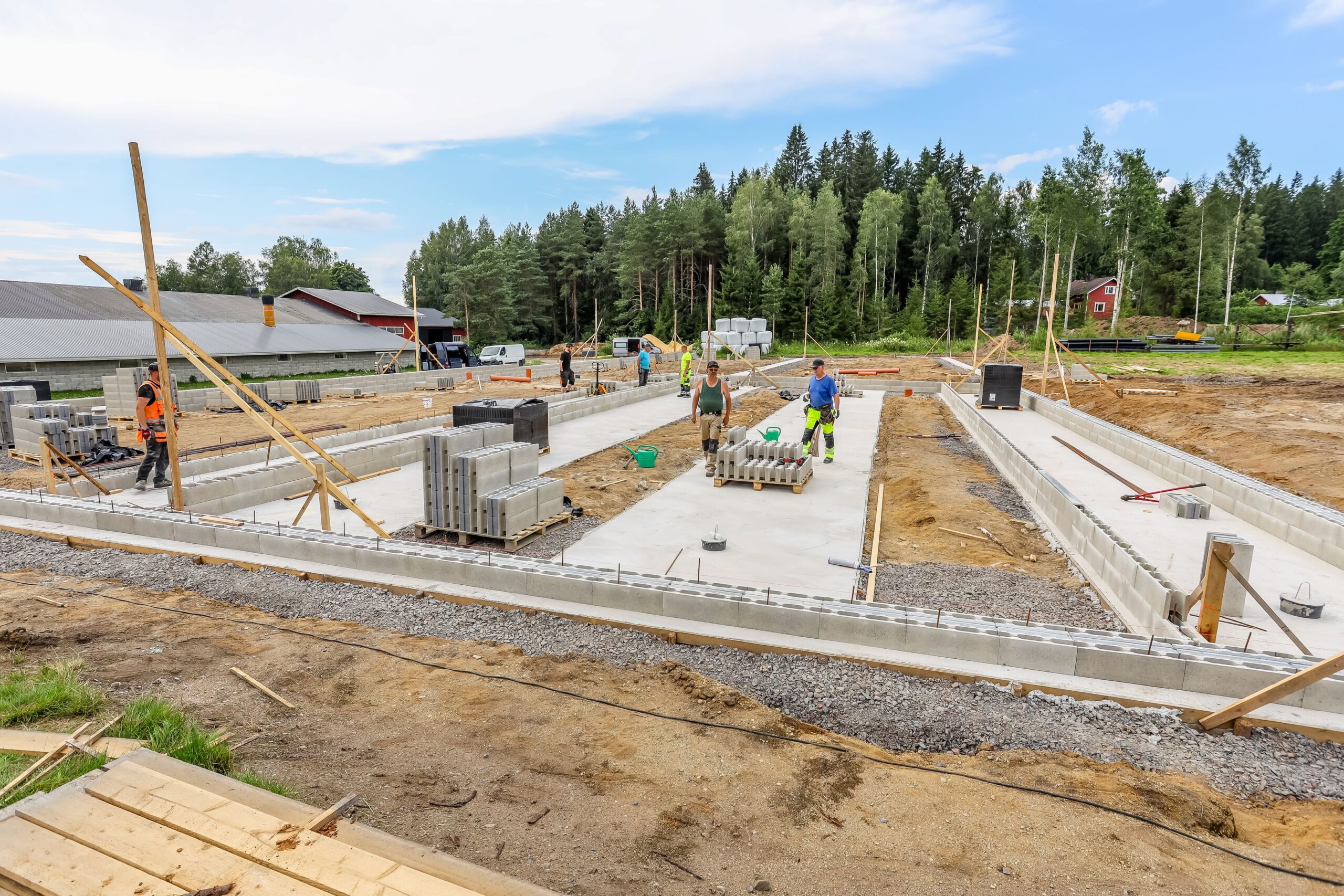 1 200-paikkaisen lihasikalan rakentaminen aloitettiin heinäkuussa. Pohjatyöt tehtiin itse, ja omajohtoisessa rakentamisessa on apuna muutamia rakennusalan ammattilaisia. Uusi sikala nousee vanhan viereen.