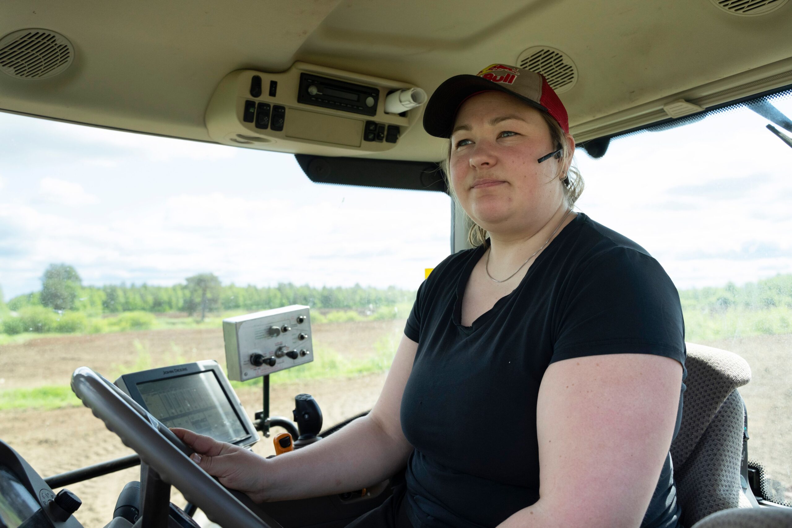 Tilalla on 140 hehtaaria peltoa, joista 40 vuokrattua. – Jokainen osakkaista pystyy tekemään minkä hyvänsä tilan työn, Laura Neitola toteaa traktorin ohjaamossa.