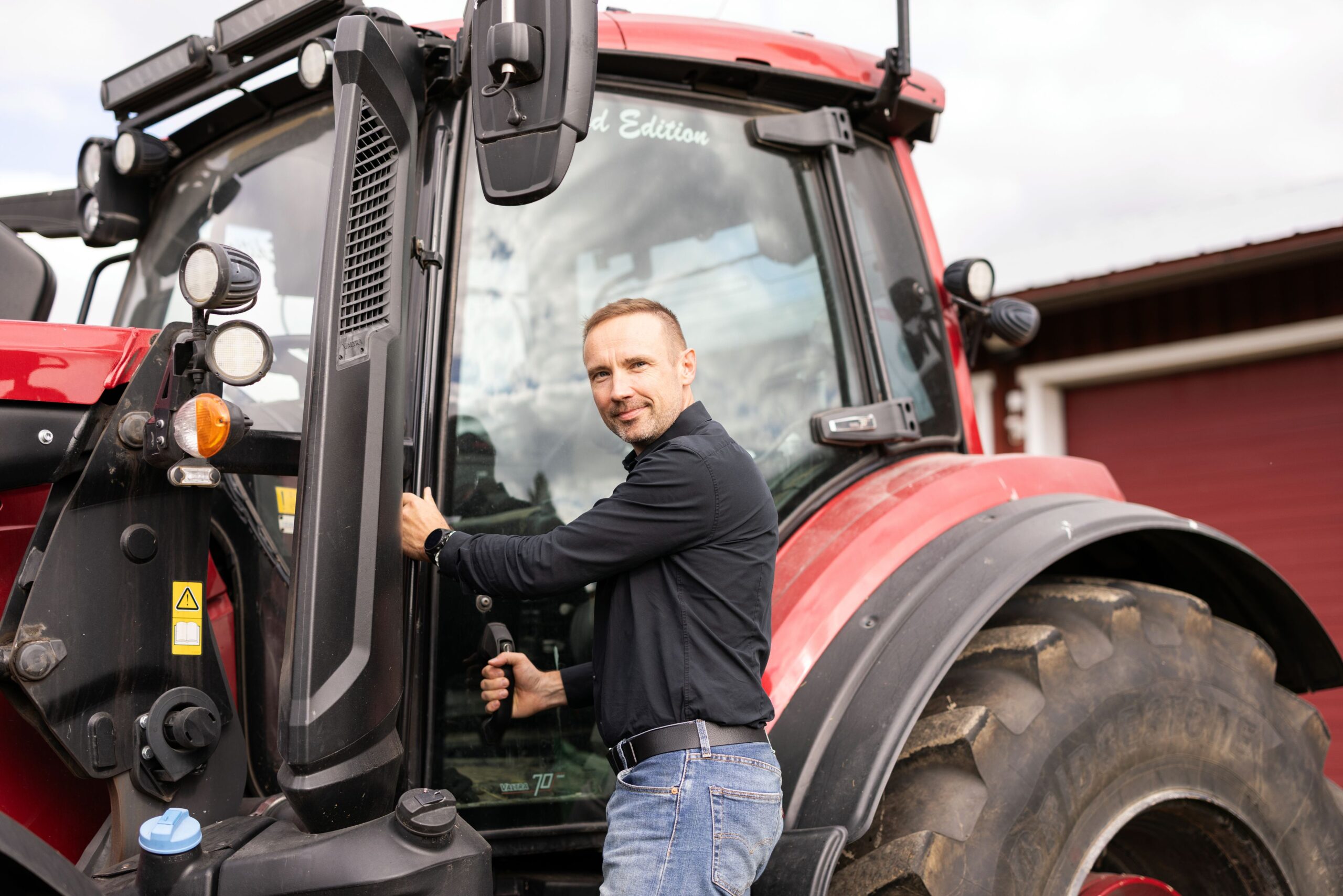 Tilusjärjestelyjen myötä traktoriajot vähentyivät. − Aiemmin traktoriajoa tuli vuodessa yhtä paljon kuin olisi ajanut Sievistä Tanskaan, Rami Rauhala kertoo.