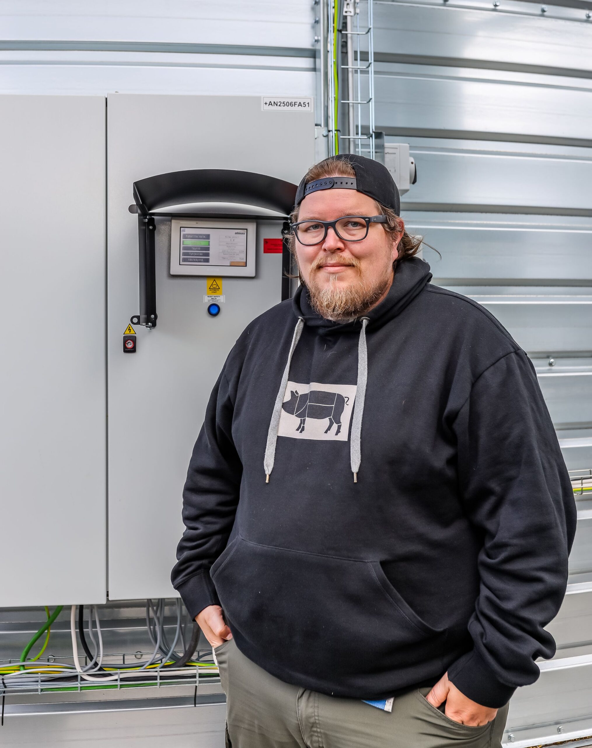 Juho Riuttamäki on tyytyväinen uuteen kuivaavaan siiloon. Sen käyttö on helppoa ja se jouduttaa merkittävästi viljankäsittelyä.