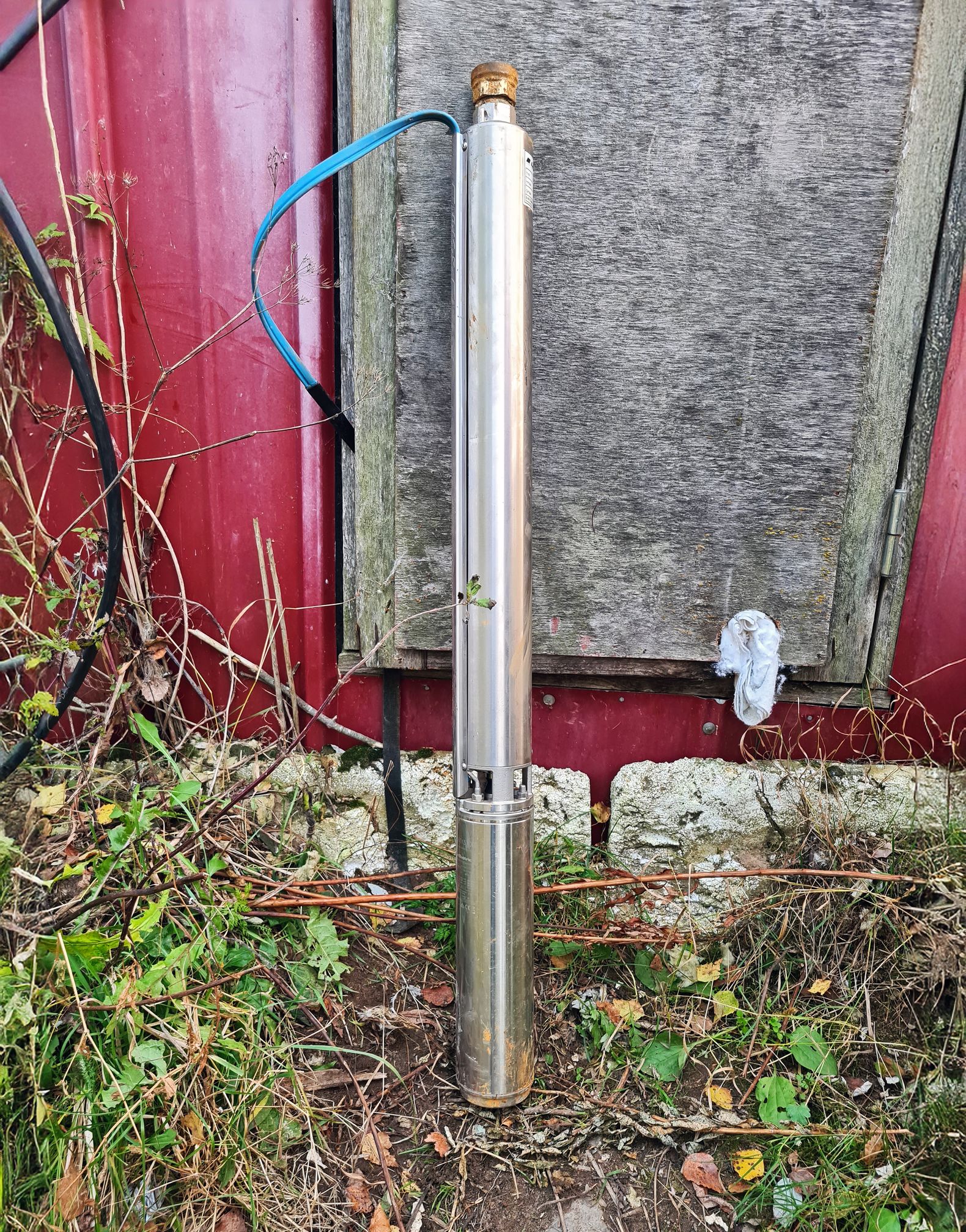 Monenlaisia kalliita varaosia tarvitaan niin koneiden kuin sähkö- ja vesihuollonkin toiminnan varmistamiseksi. Kuvassa on porakaivon pumppu.