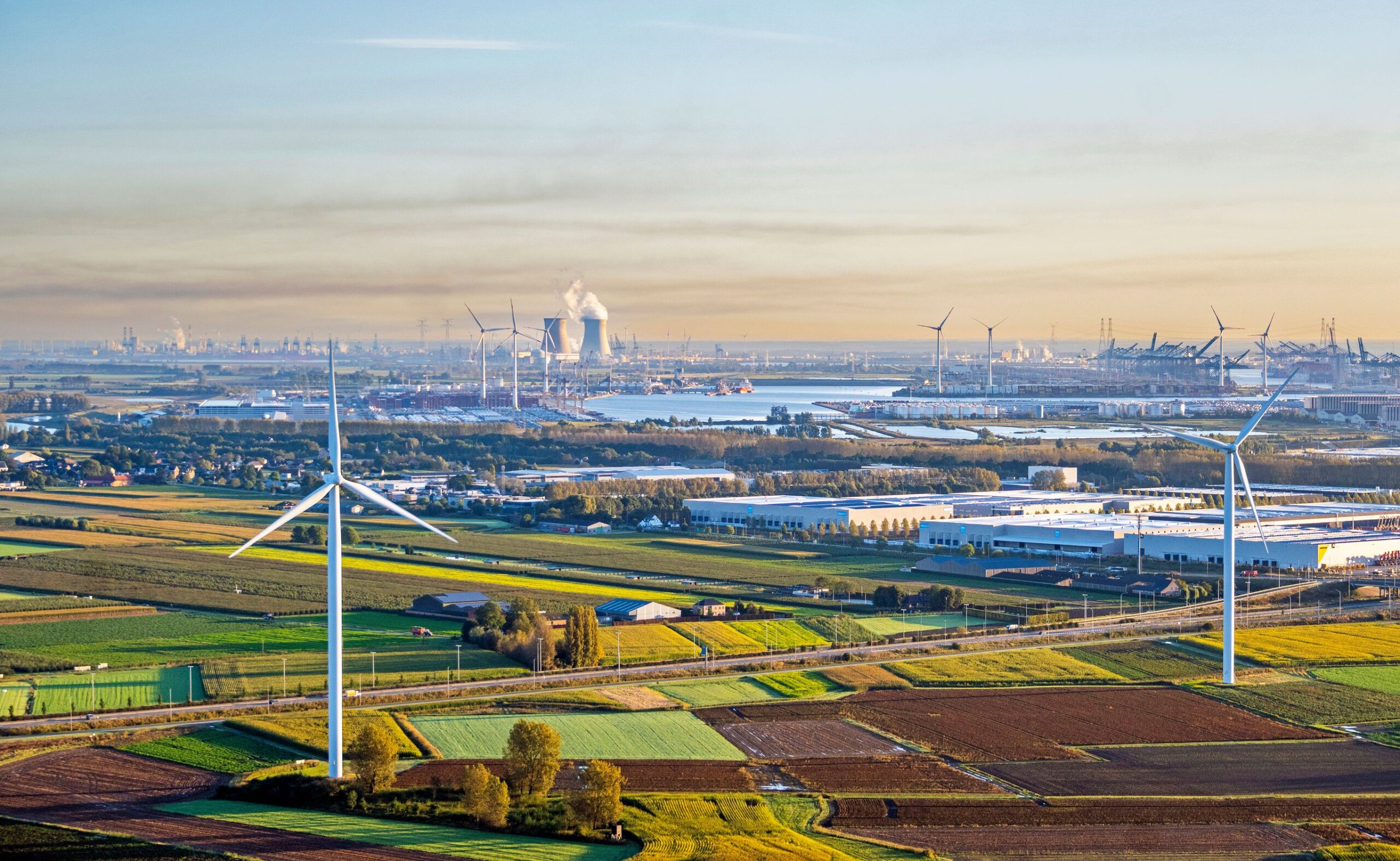 Asuin- ja teollisuusalueet vuorottelevat viljelyalueiden kanssa Flanderin alueella. Taustalla Antwerpen, jonne on Staveshofin tilalta noin 30 kilometriä. Kuva: iStock