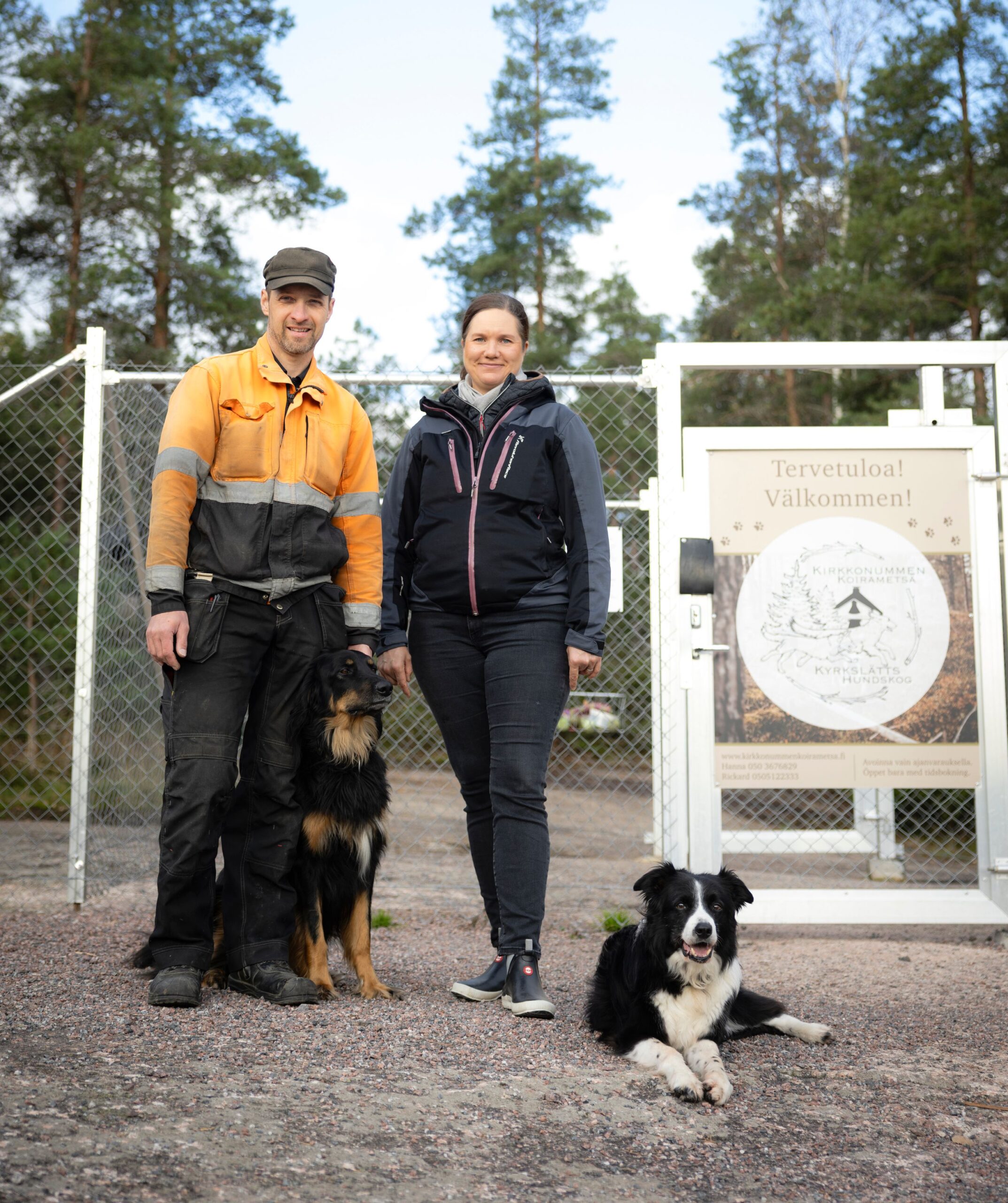 Hanna ja Rickard tarkastavat puiston säännöllisesti ja tekevät tarvittavat huoltotyöt, kuten polttopuiden lisäyksen.