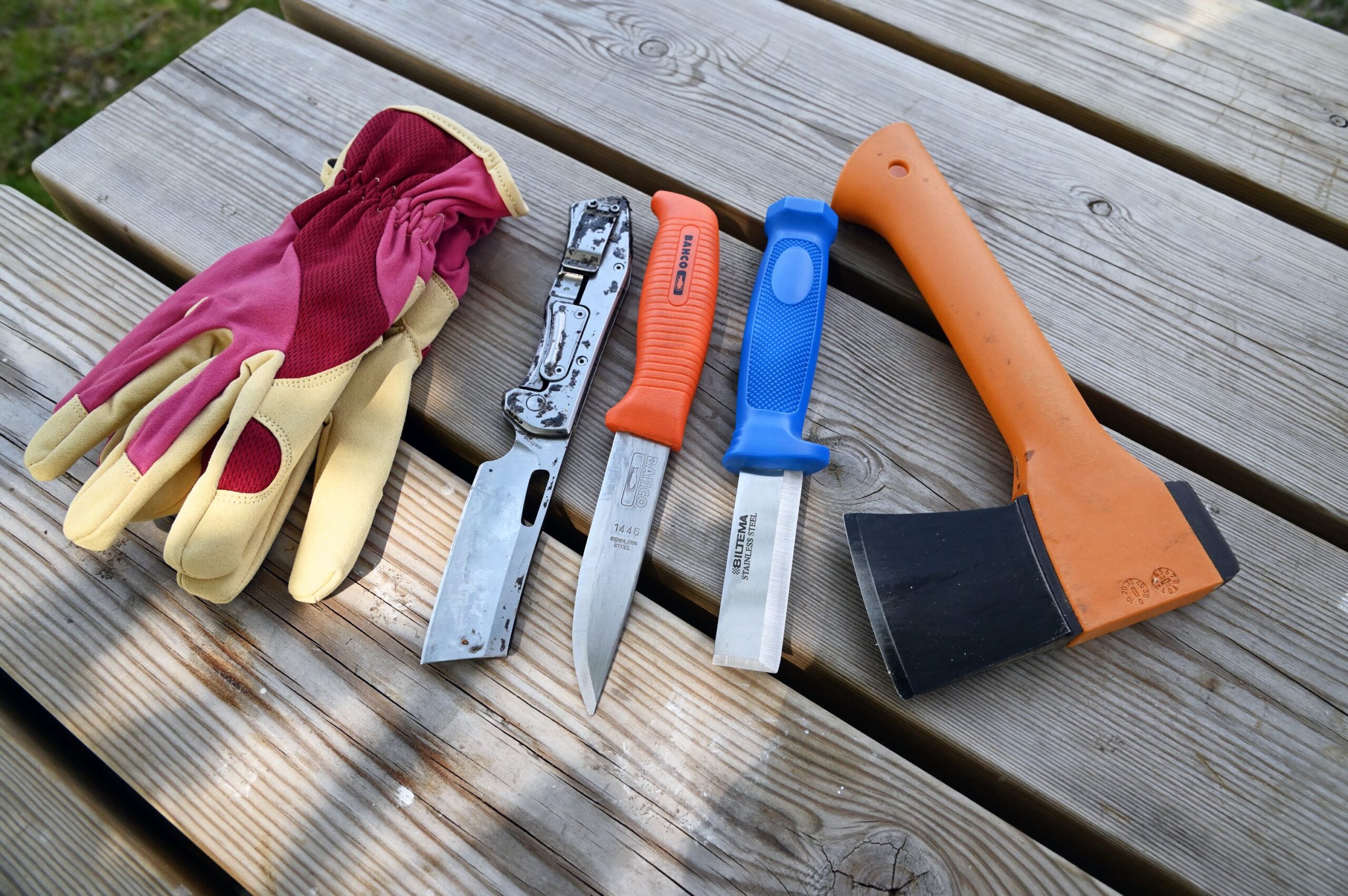 Keruuvälineissä ei ole vakiintuneita käytäntöjä. Valutuspihkan keruussa riittää aluksi ruostumattomasta teräksestä tehty ohjain ja pakkaus elintarvikelaatuisia minigrip-pusseja, jotka niitataan kuoreen kiinni. Kuva: Outi Tehomaa