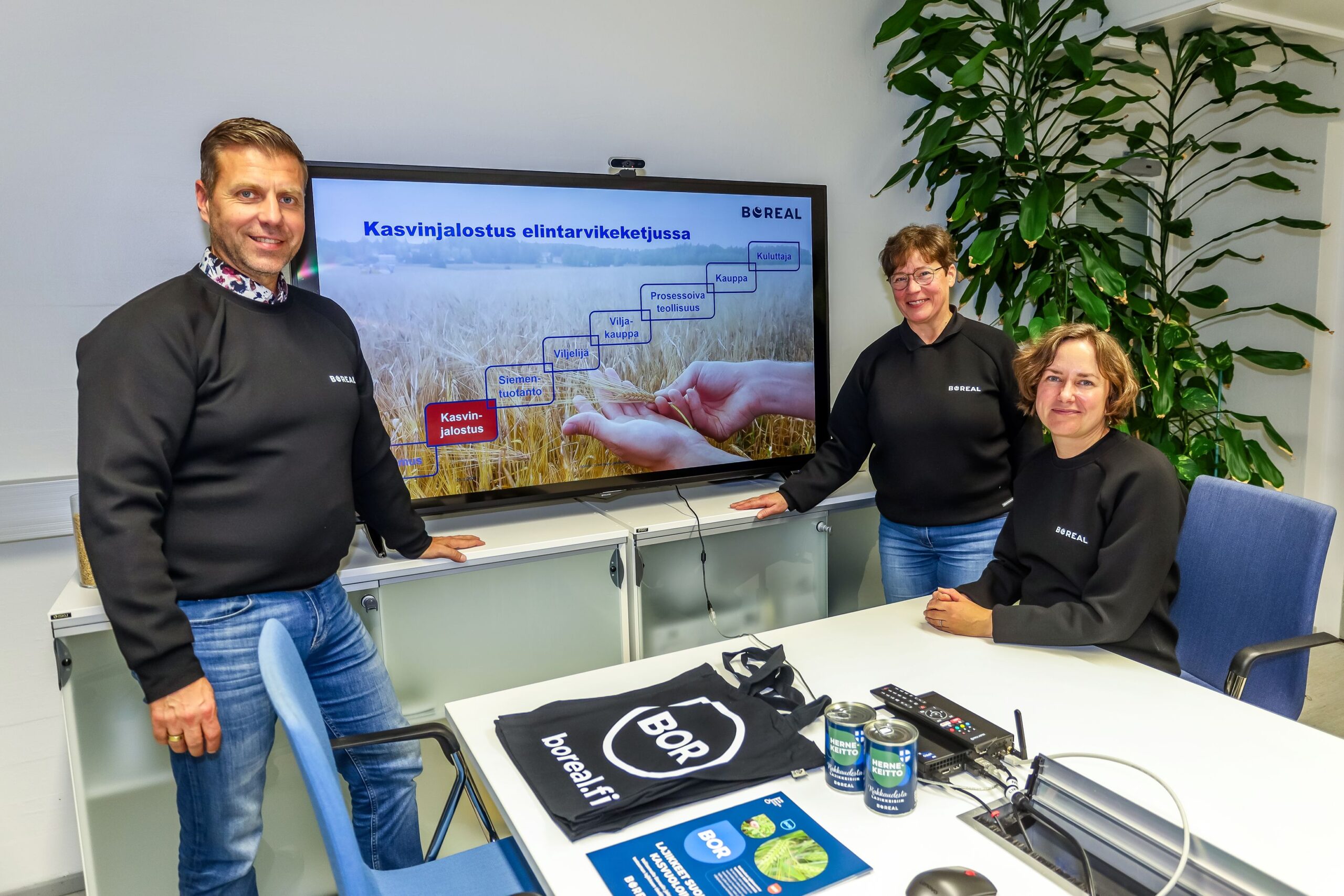 Tavoitteemme on tuottaa lajikkeita, jotka ovat viljelyvarmoja viljelijöille ja taipuvat parhaiten teollisuuden jalostusprosesseihin, Karri Kunnas, Outi Manninen ja Hanna Haikka korostavat.