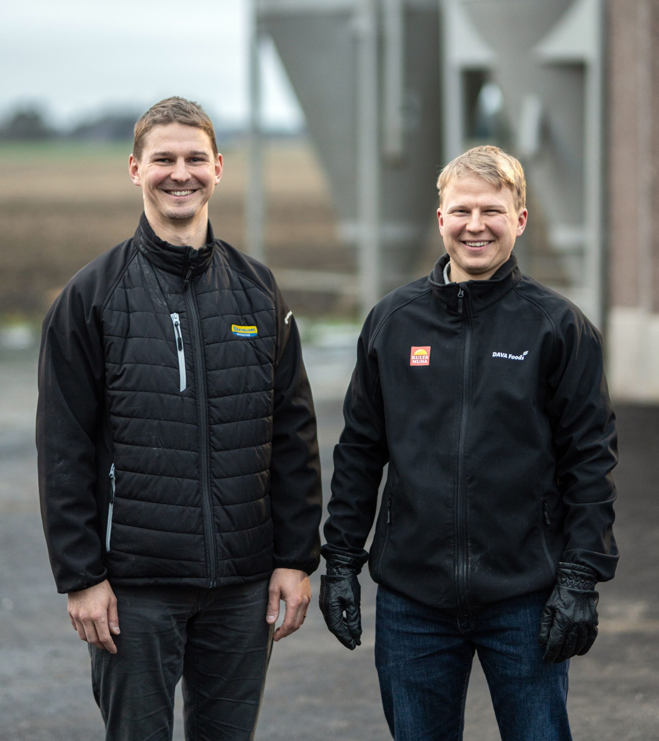 – Se helpottaa paljon, että meitä on kaksi. Voimme jakaa töitä ja vastuuta, sanovat kananmunantuottajat Lauri (vas.) ja Heikki Tapio.