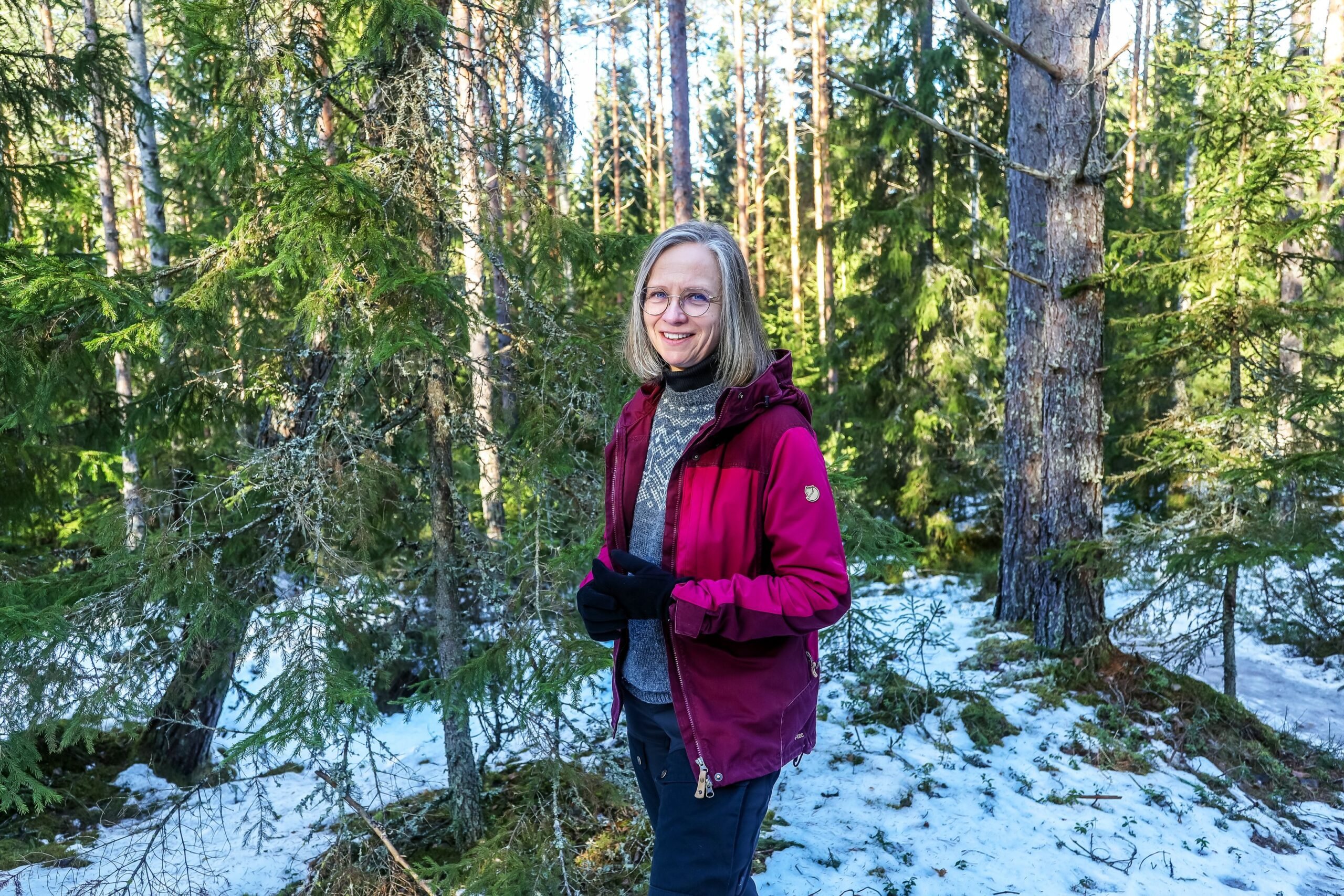 Kaisa-Kreetta Tervaselkä on aktiivinen luonnossaliikkuja, ja nauttii myös raivaussahatyöstä.