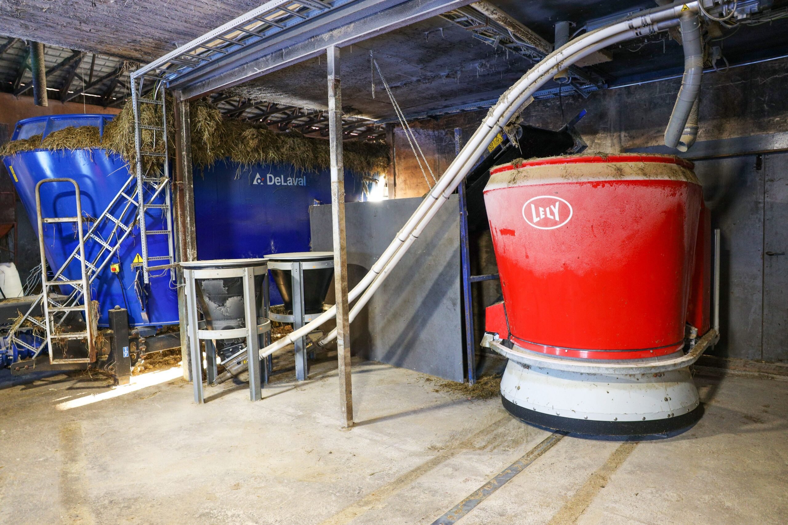 Salmeloiden vanha DeLavalin mikseri voitiin hyödyntää automaattiruokinnan täyttöpöytänä. Lely Vector ottaa säilörehun mikseristä, ja lisää appeeseen väkirehukomponentit ja kivennäiset.