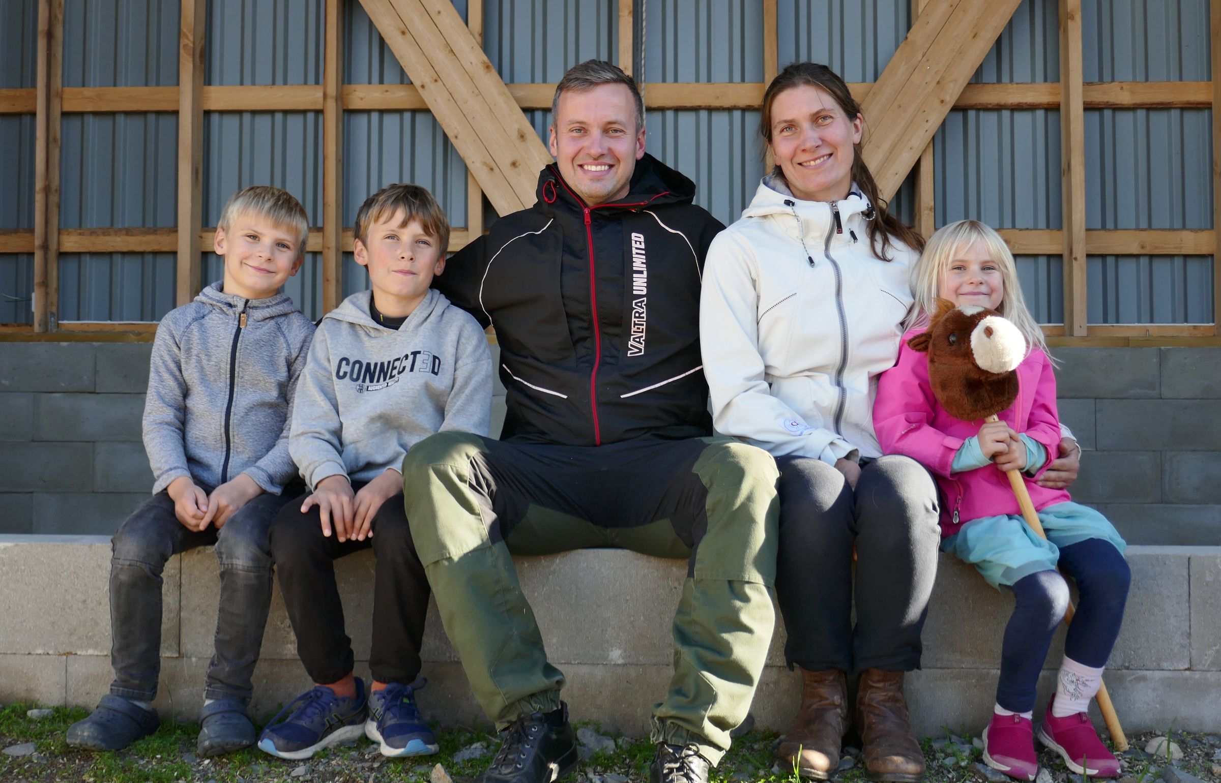 Jani ja Veera Roitto sanovat kuivurin olevan pitkäaikainen investointi heidän tilallaan. Työn touhussa ovat usein mukana lapset Onni,