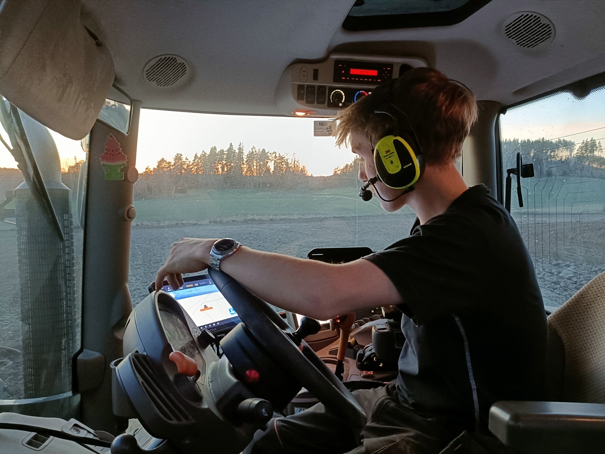 Traktoreissa on paljon tekniikkaa, jota on seurattava. Kuulosuojaimet mahdollistavat puhelut ja parantavat työturvallisuutta, mutta toisaalta monen asian hoitaminen kerralla vaikeuttaa keskittymistä.