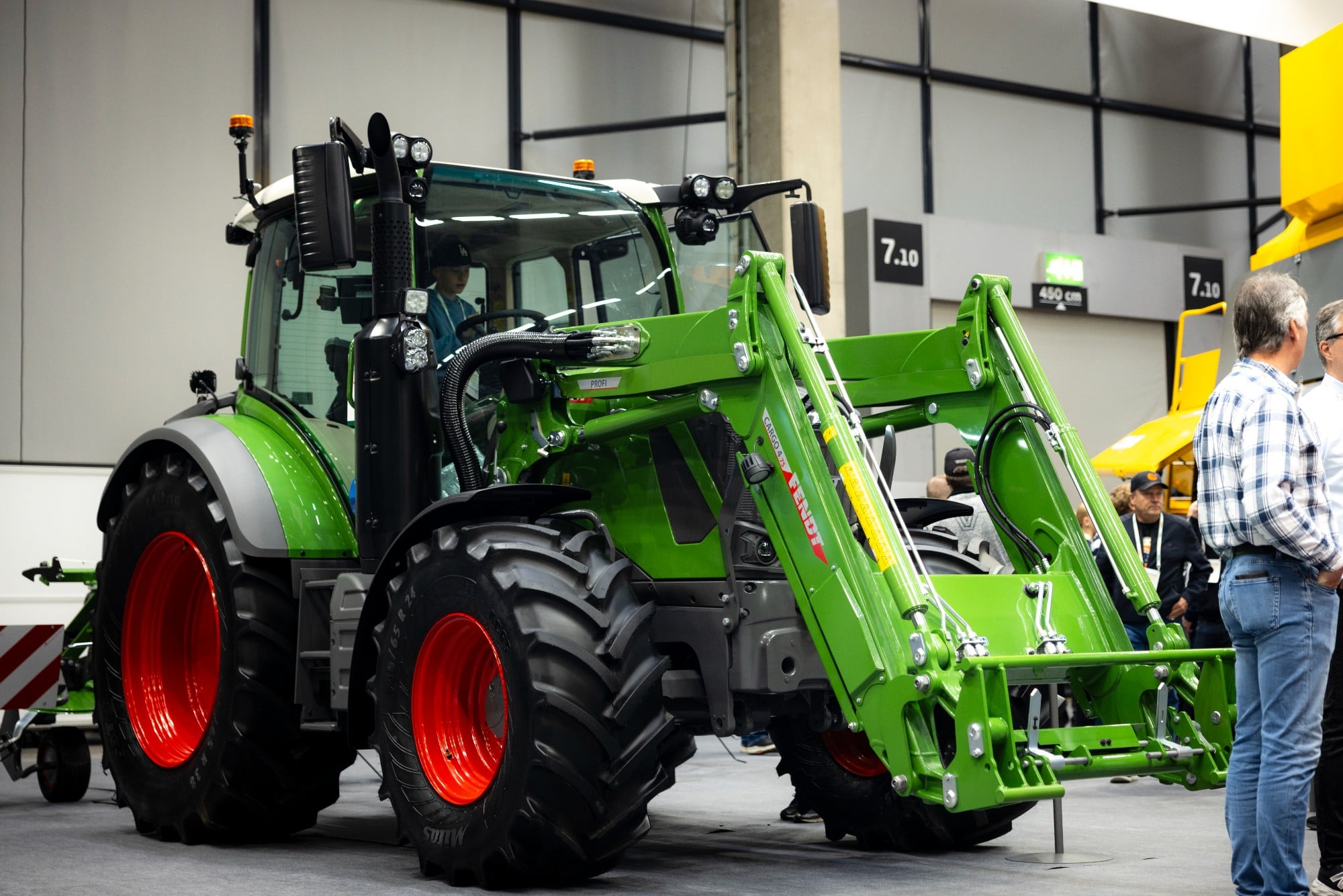 Pienikokoisempia voimanpesiä edusti Fendtin 300-sarja.