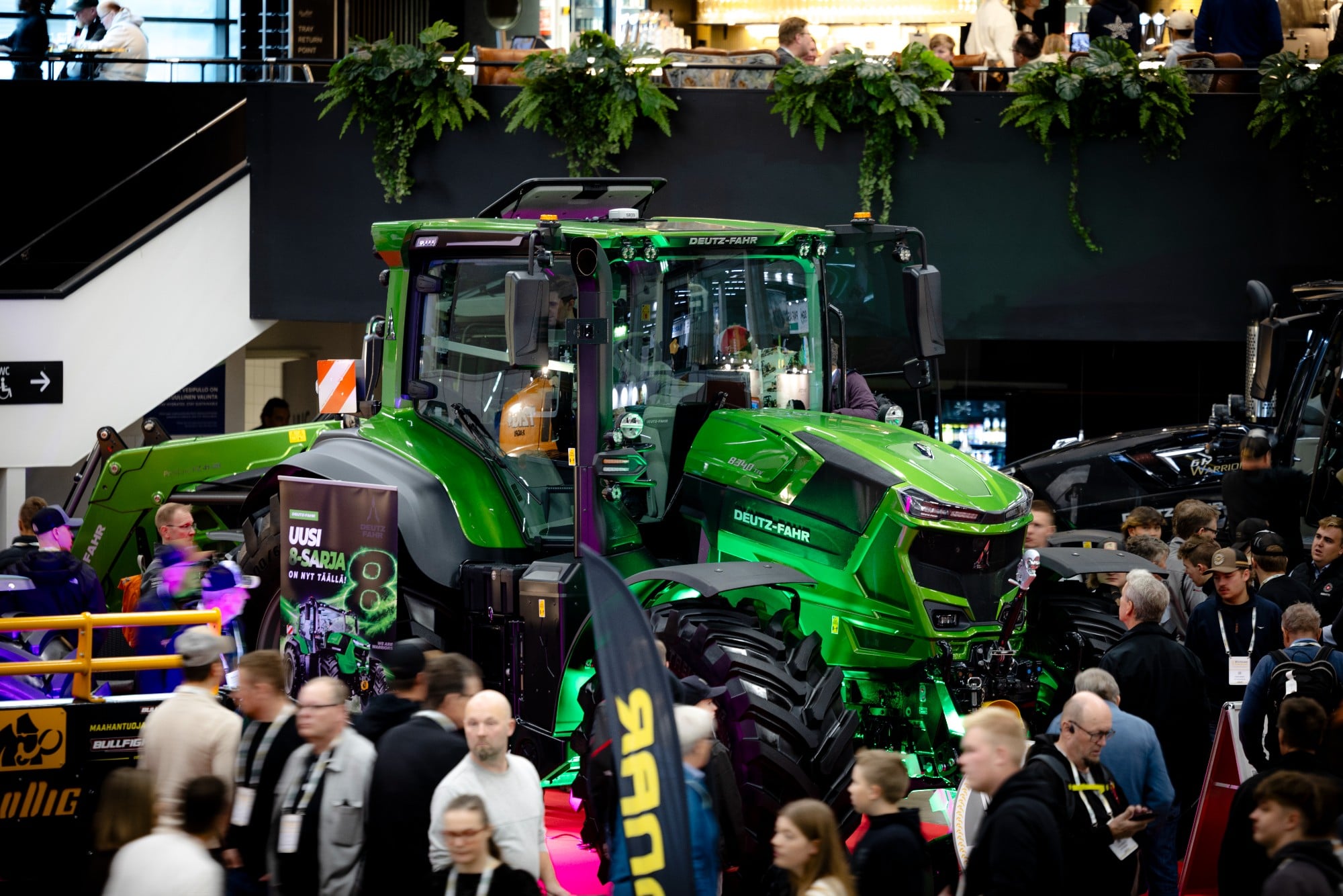 Deutz-Fahrin uusi 8-sarja oli esillä Tracwest Oy:n Rentti-toimipisteiden osastolla.